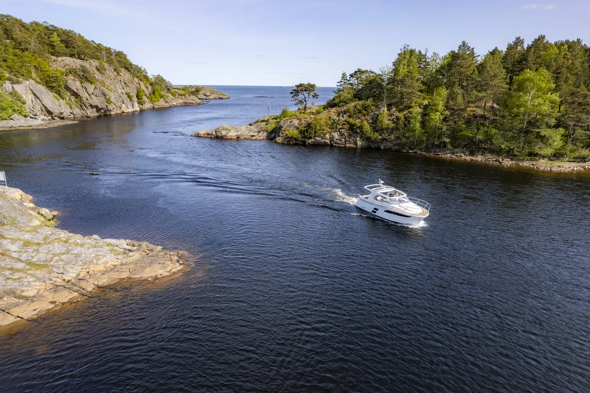 MAREX 310 Sun Cruiser exterior and deck photograph 23