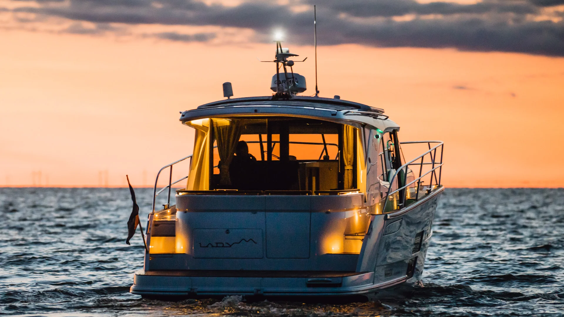 MAREX 330 Scandinavia running in open water