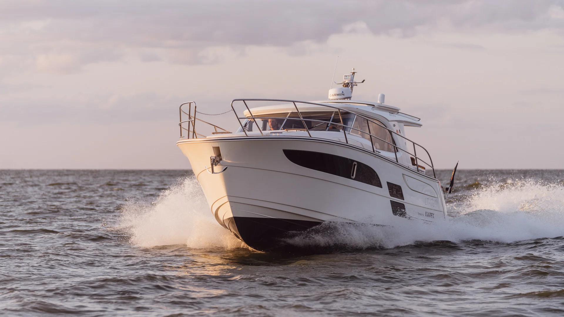 MAREX 330 Scandinavia Confident open-water hull