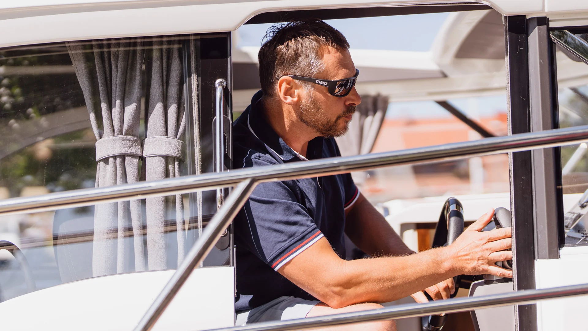 MAREX 330 Scandinavia Pilot side door