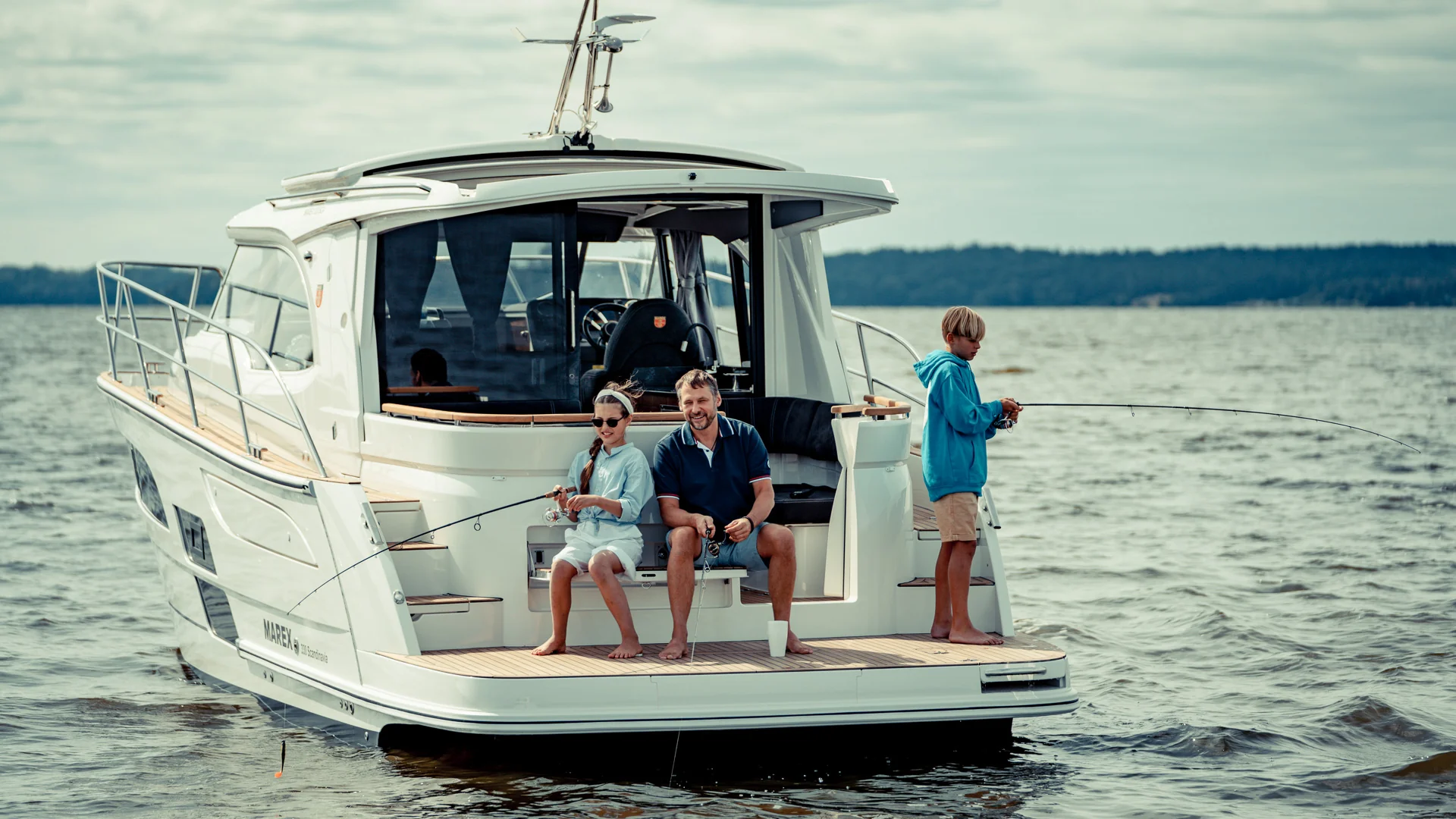 MAREX 330 Scandinavia Two social zones Sociable aft cockpit
