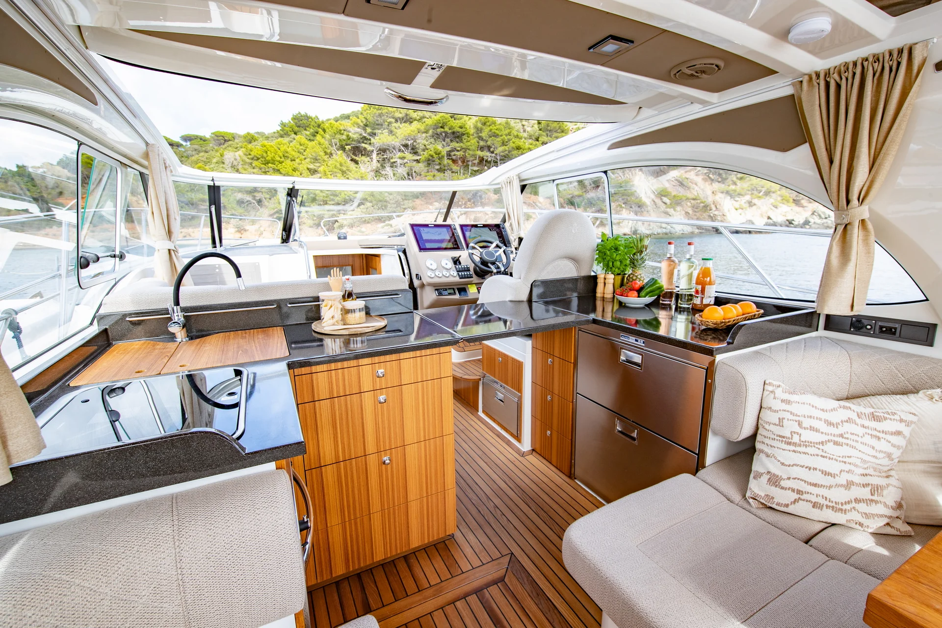 MAREX 360 Cabriolet Cruiser Social galley