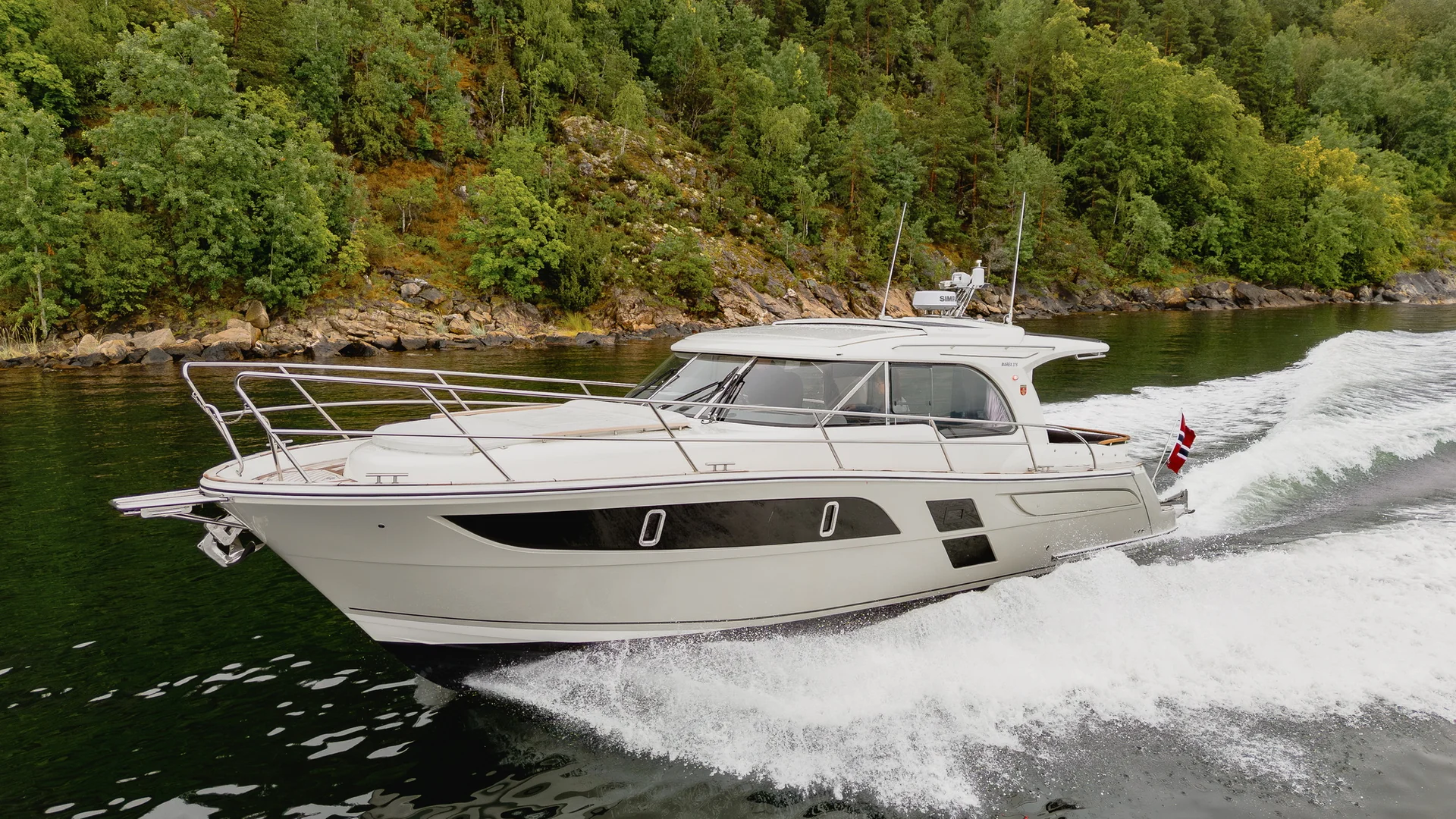 MAREX 375 running in open water