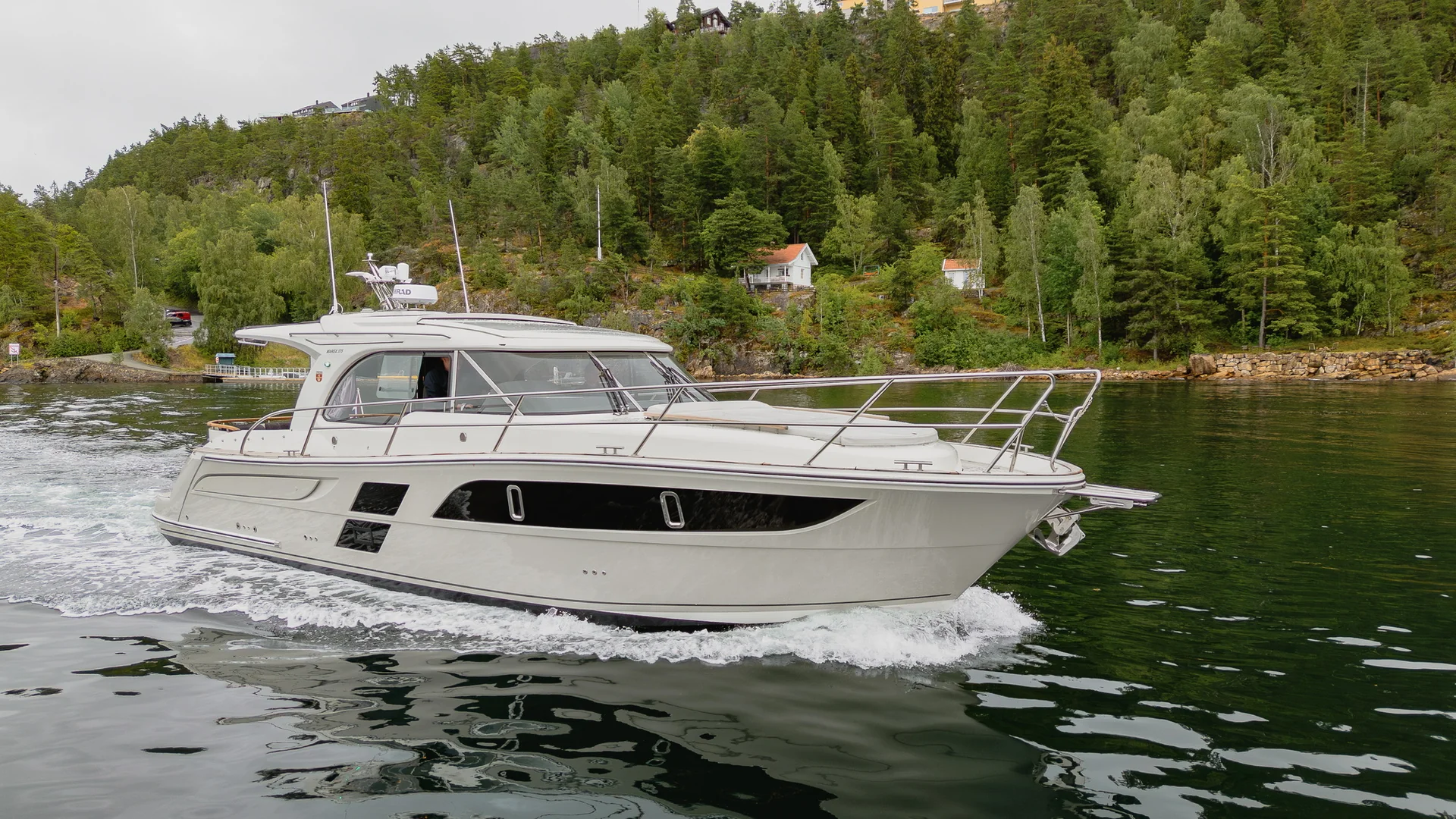 MAREX 375 exterior photograph 12