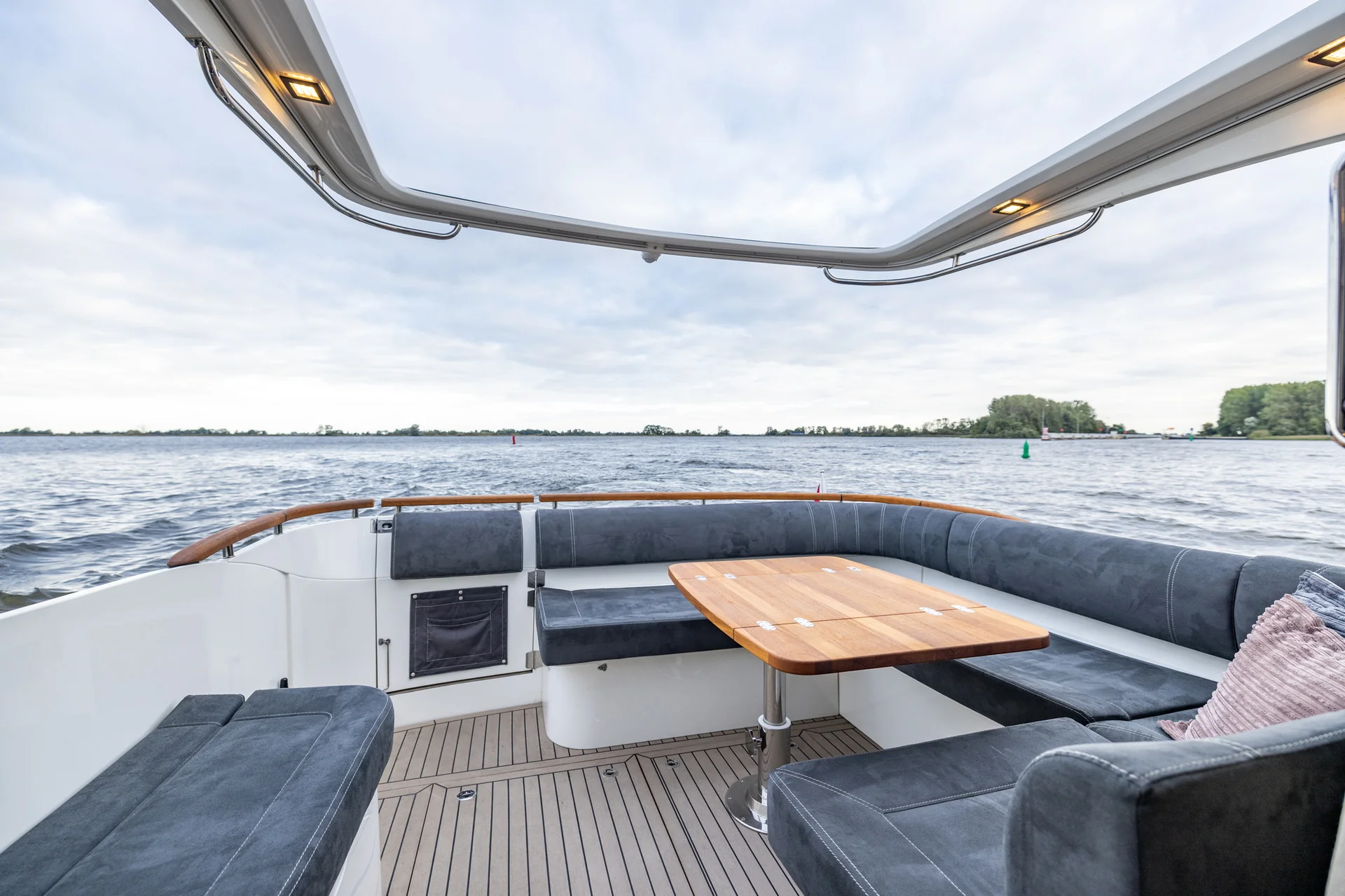 MAREX 375 Large protected cockpit