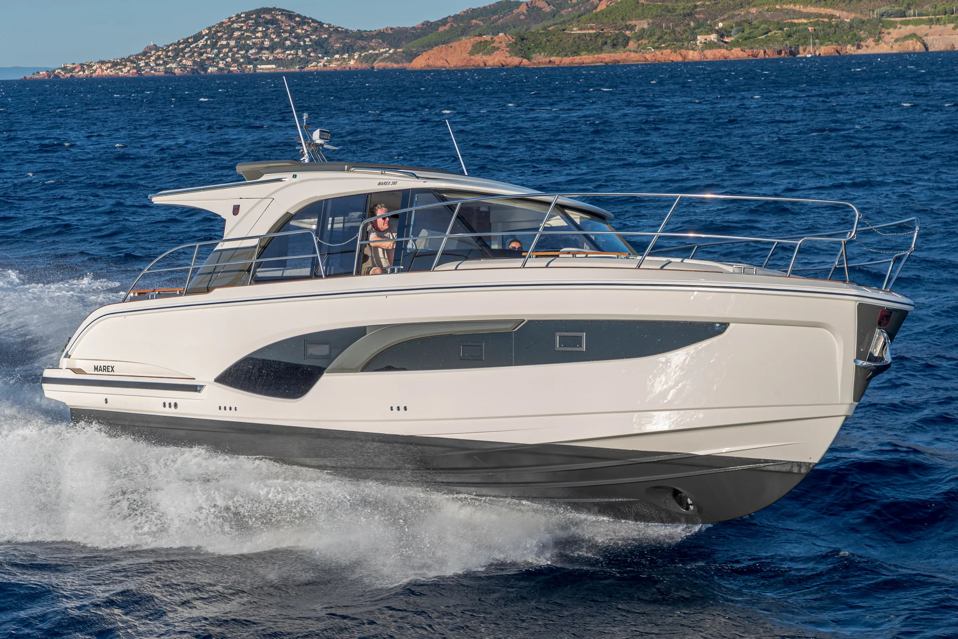 MAREX 390 New variable-V hull