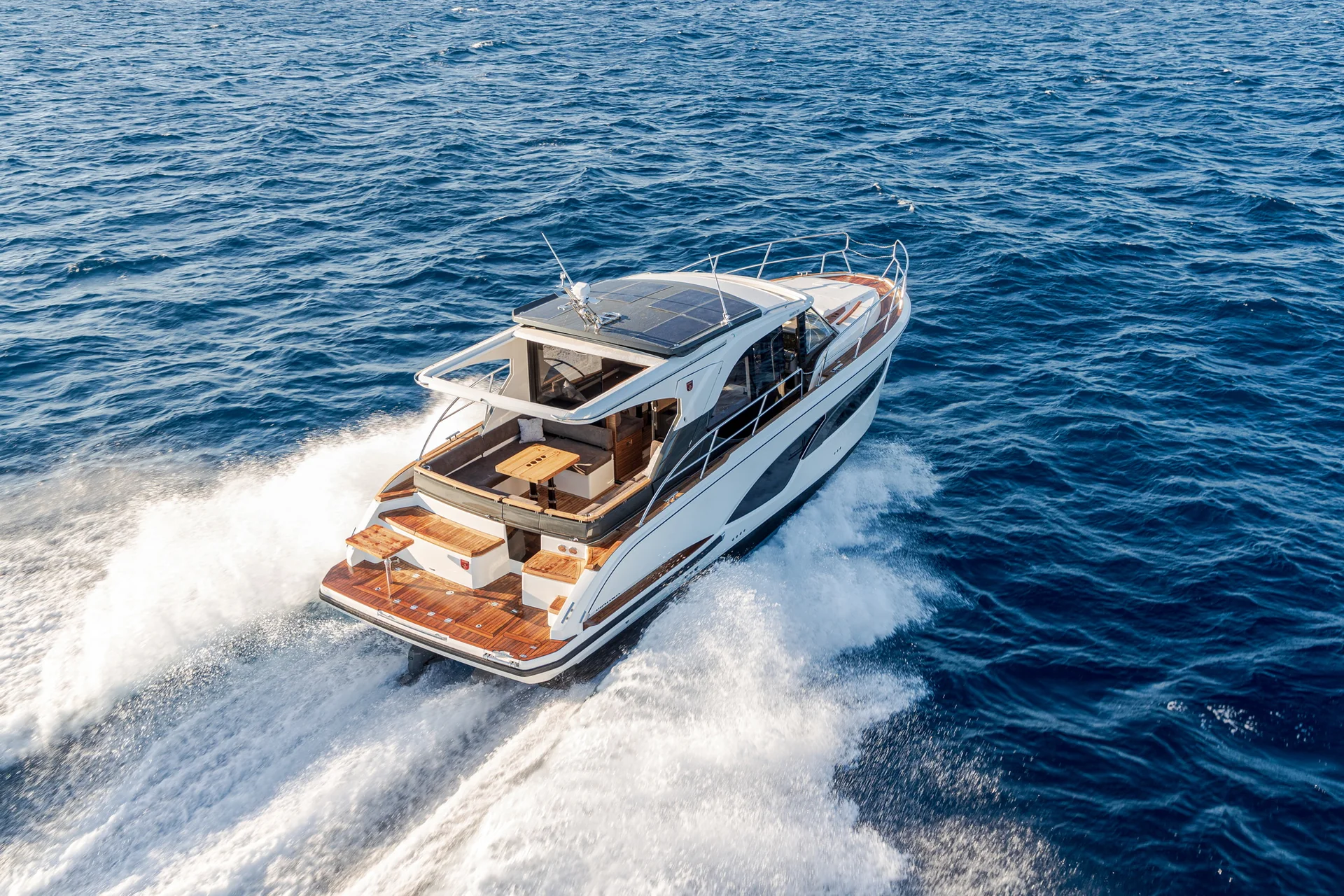 MAREX 390 running in open water