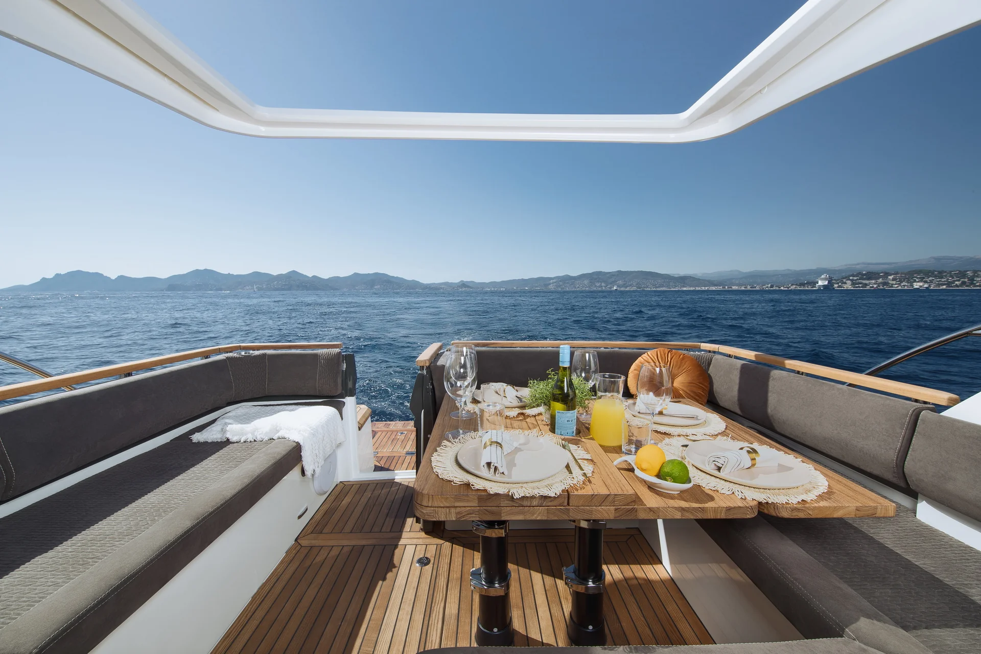 MAREX 390 Open social cockpit