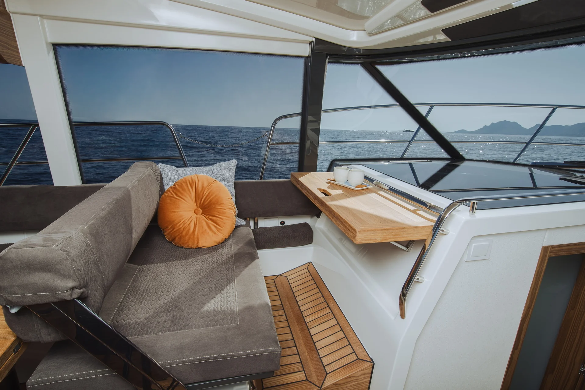 MAREX 390 interior photograph 18