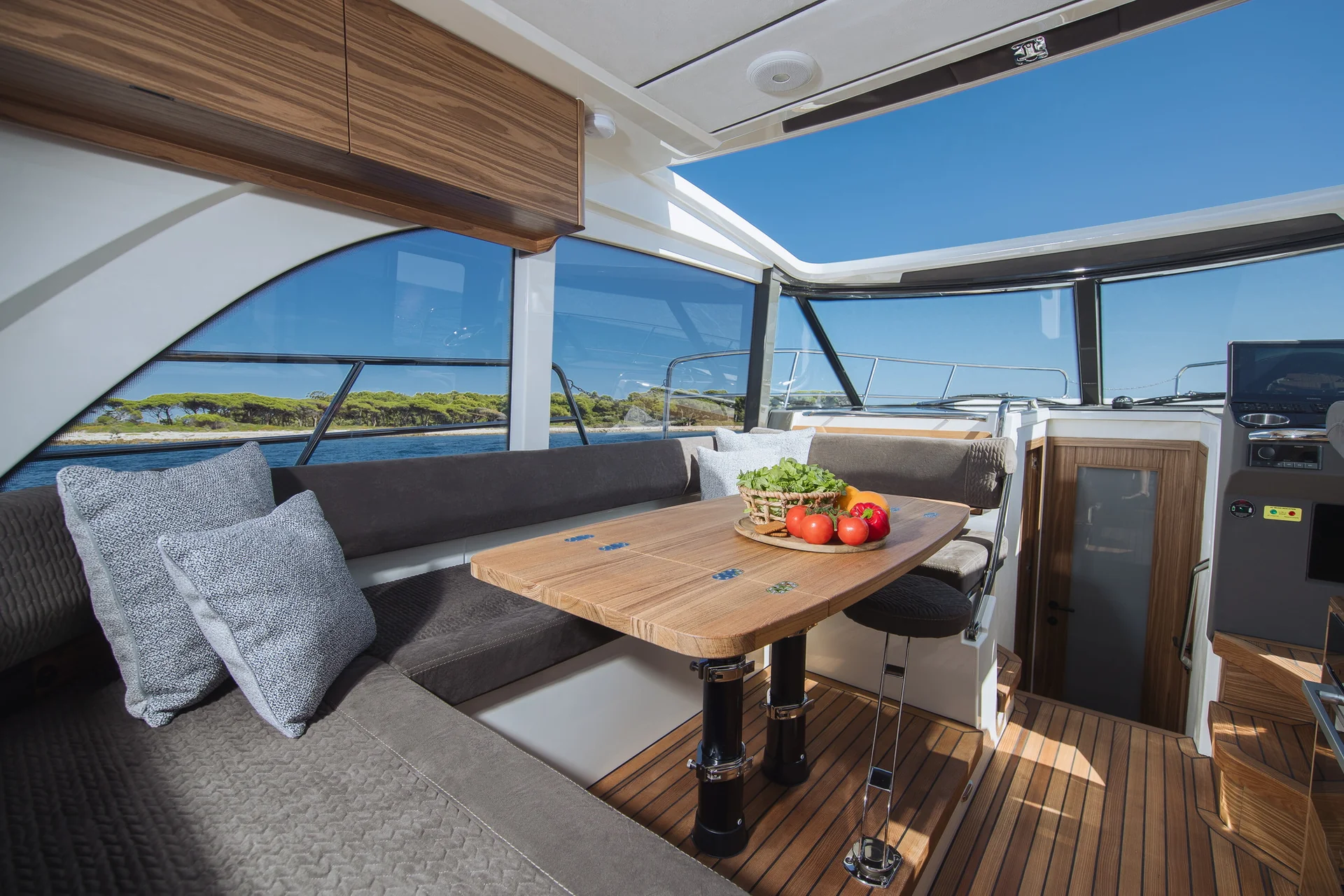 MAREX 390 interior photograph 20