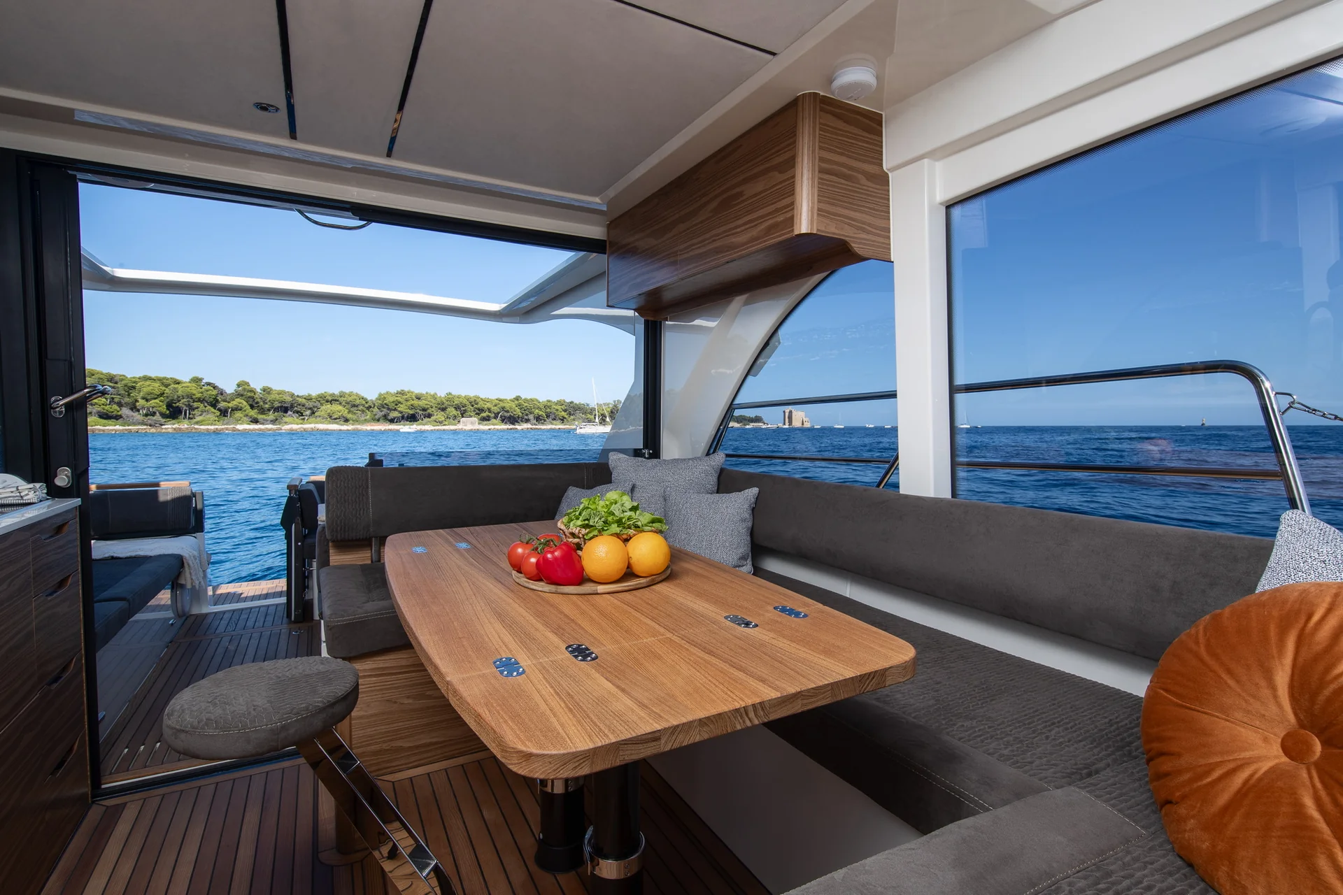 MAREX 390 interior photograph 25