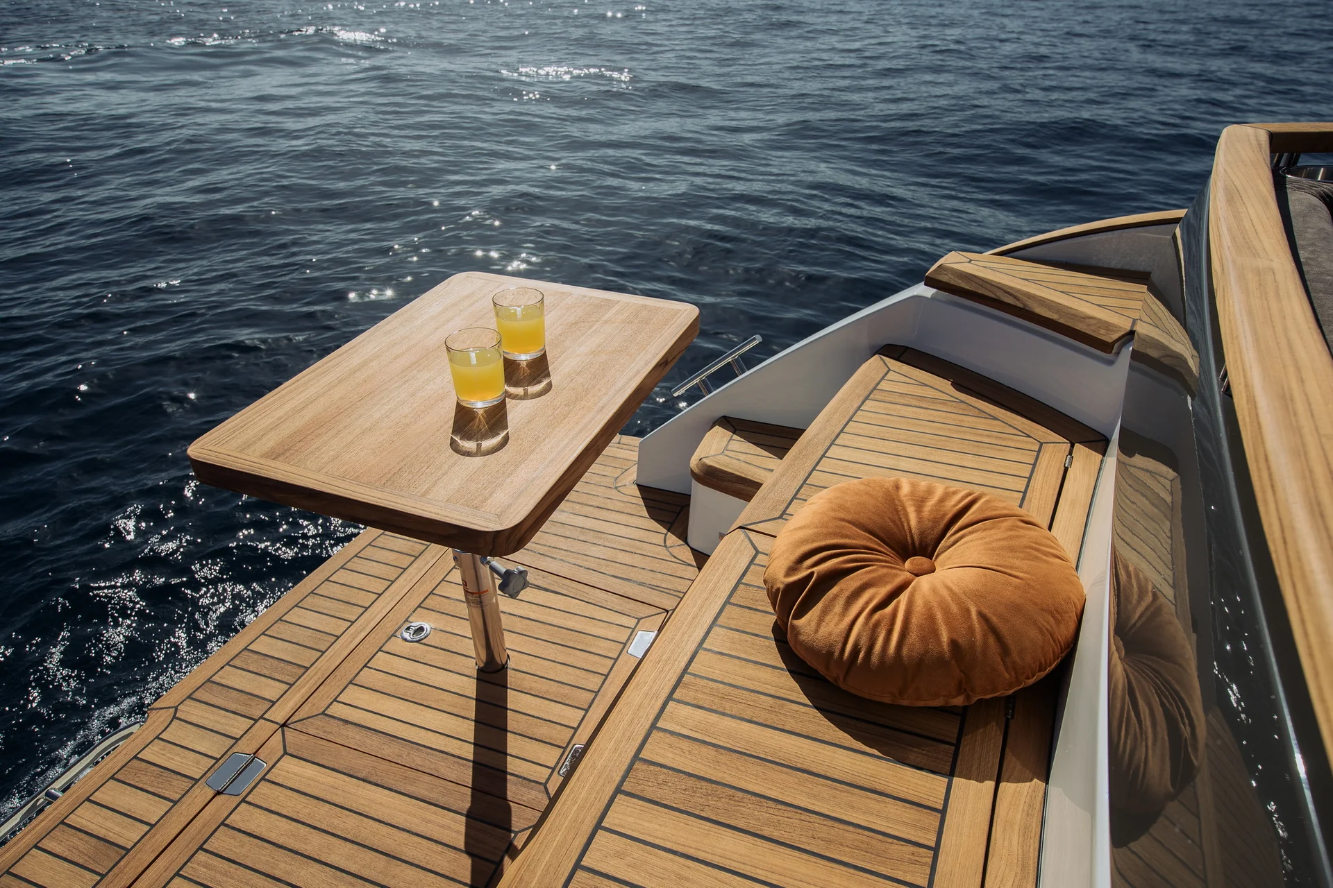MAREX 390 Solar-supported autonomy Flexible waterside dining