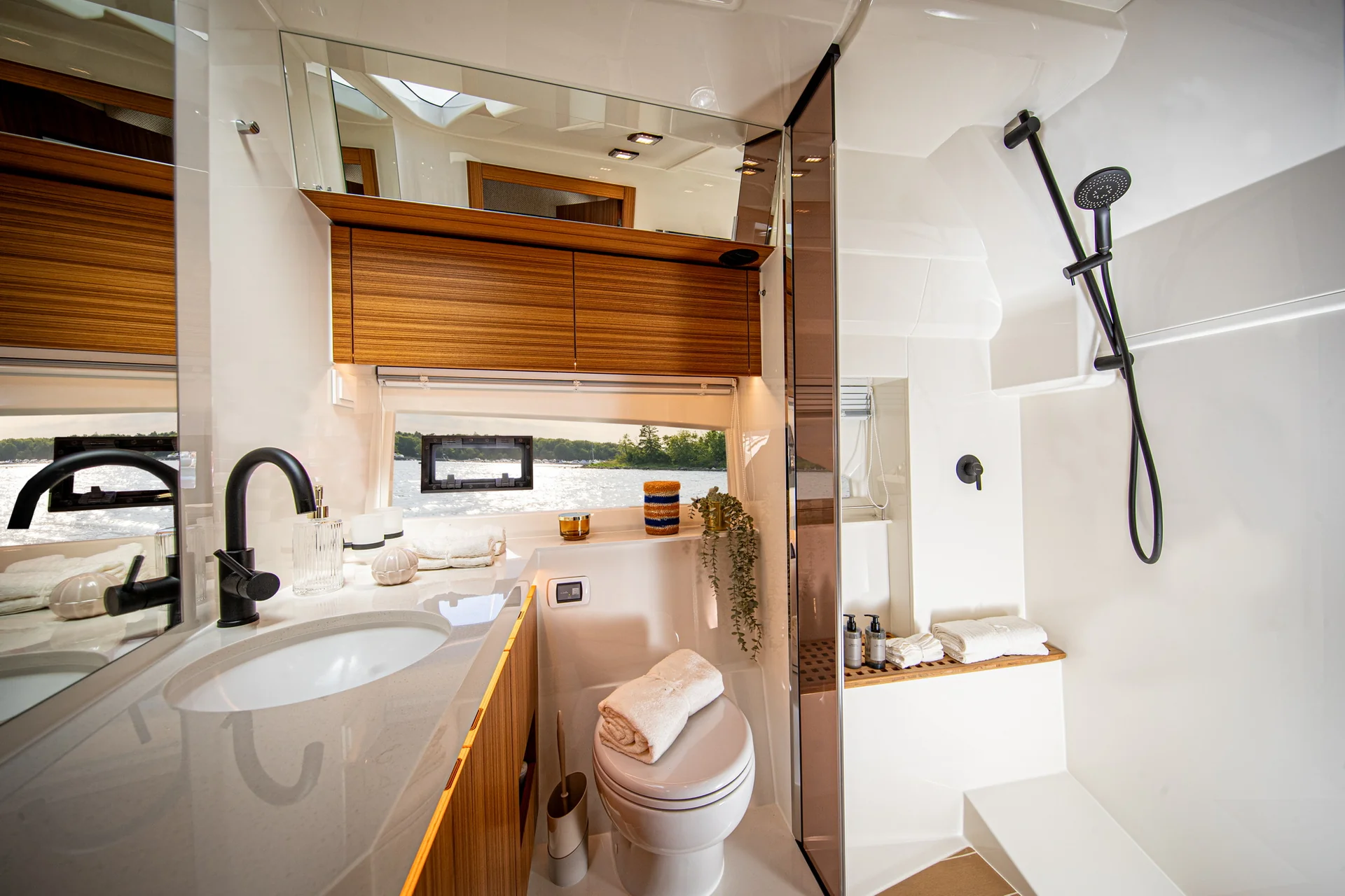 MAREX 440 Scandinavia Generous master bathroom