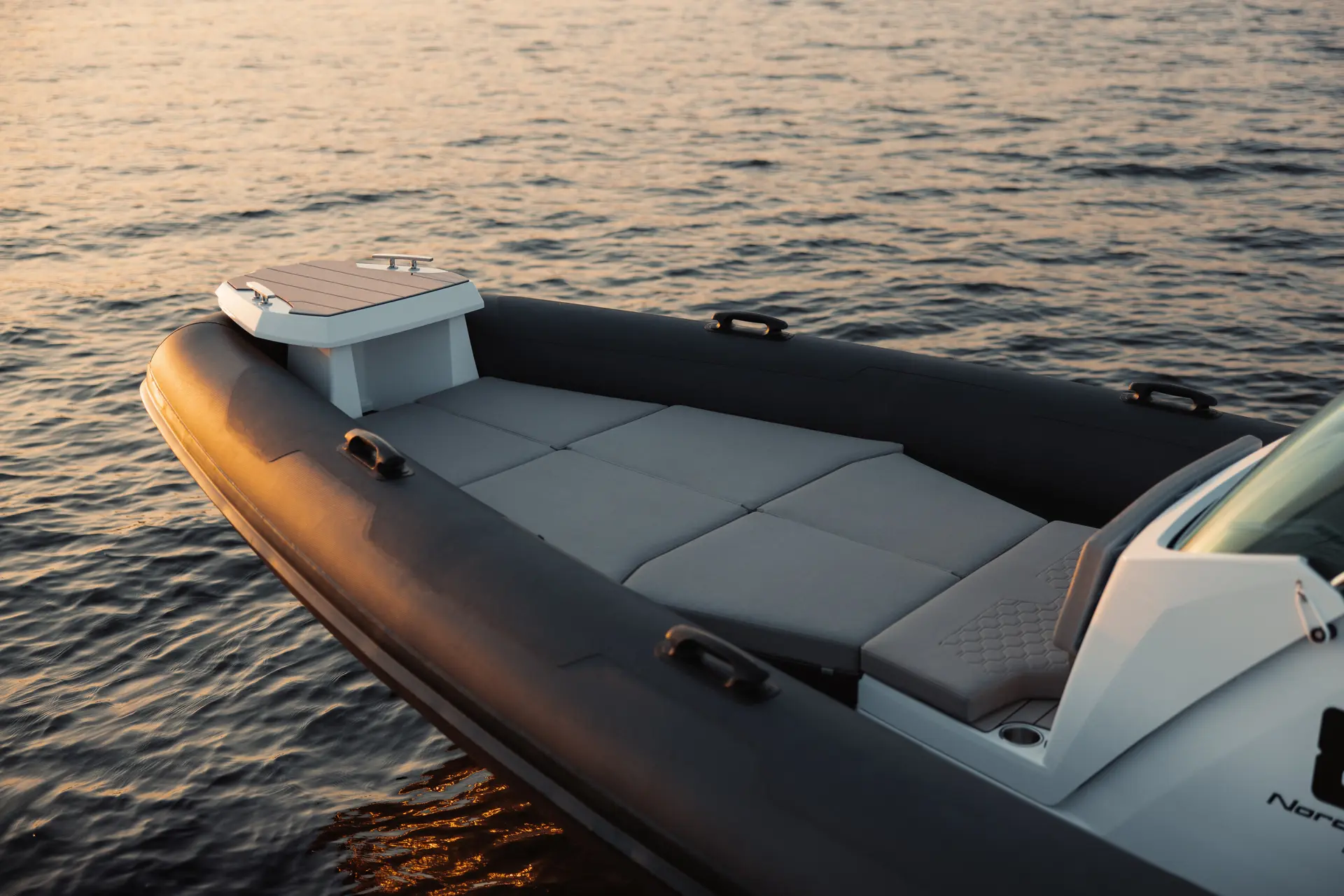 Airborne 8 expansive bow sunbed