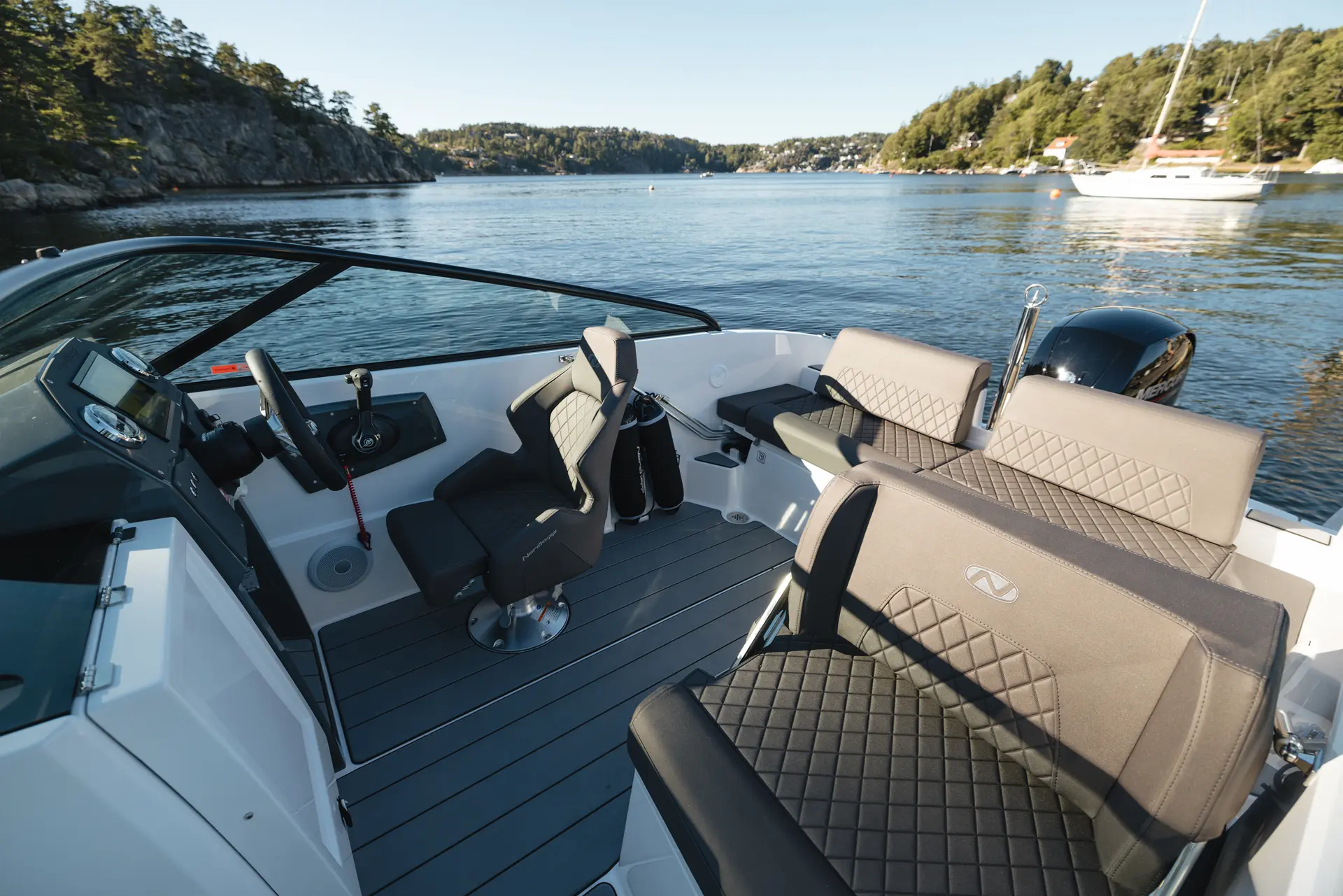 Avant 605 adaptive cockpit