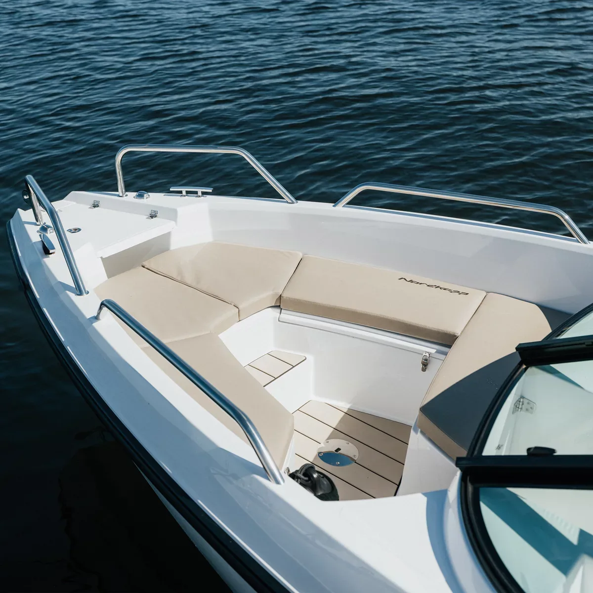 Avant 605 convertible bow sunbed