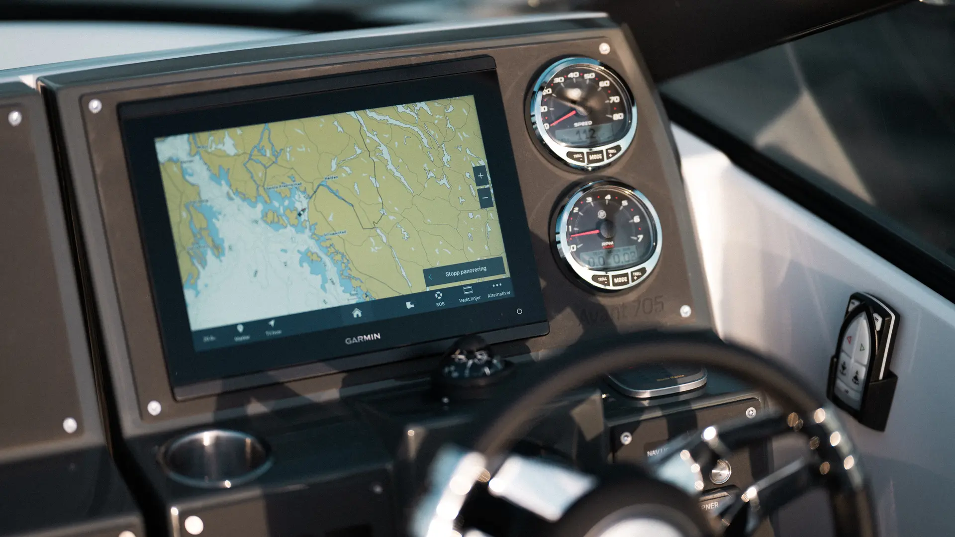 Avant 705 integrated navigation