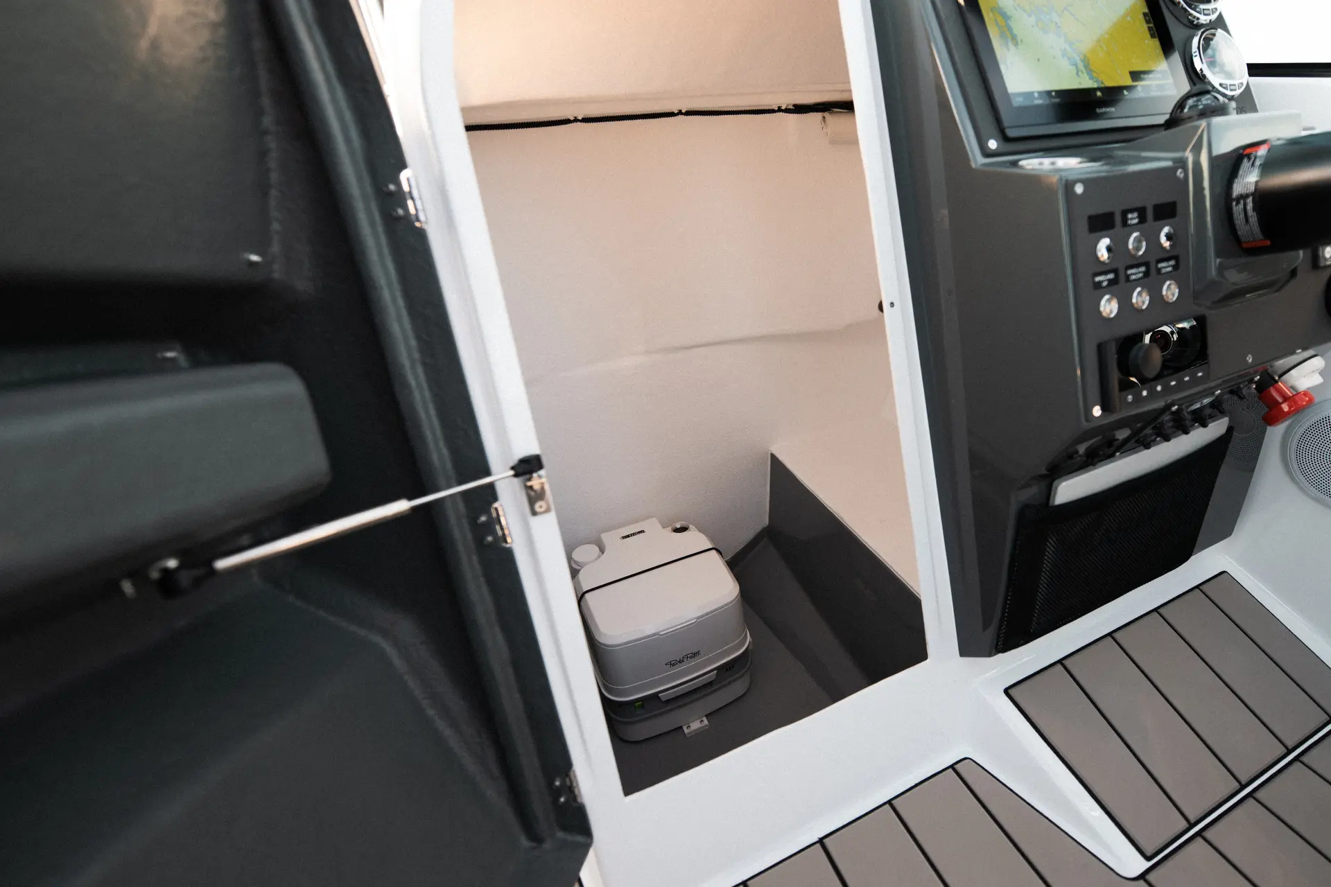 Nordkapp Avant 705 exterior performance and deck image 15