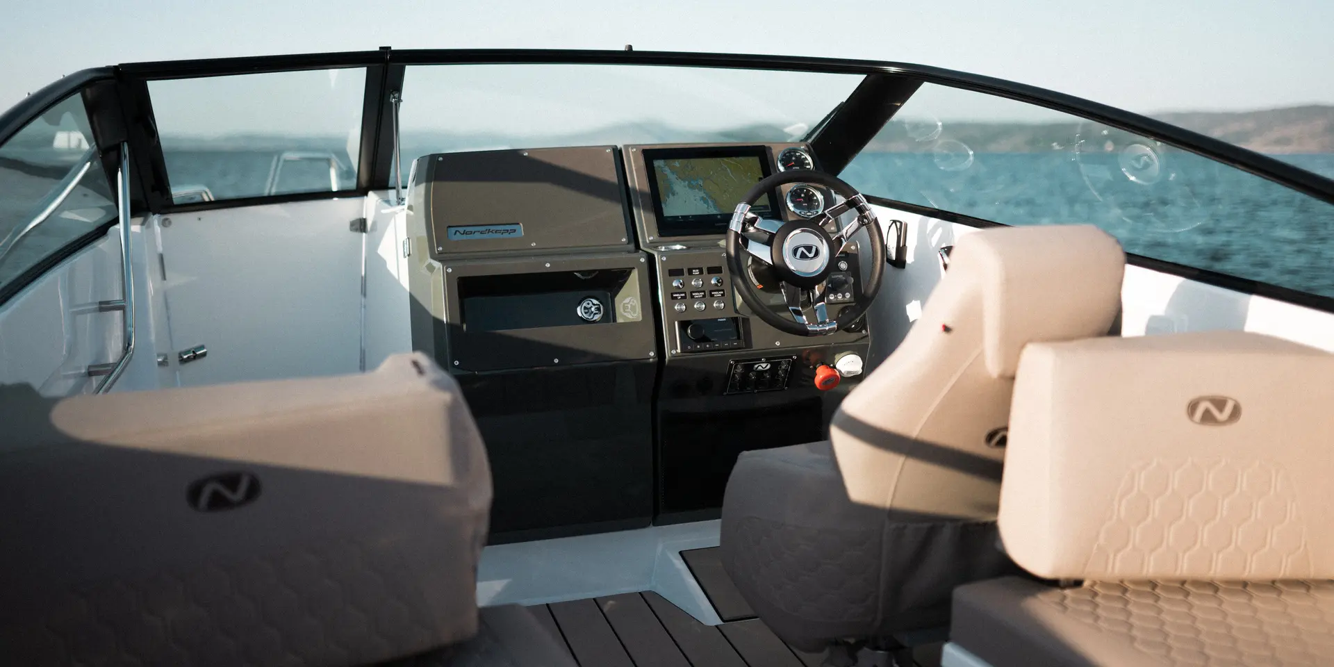 Nordkapp Avant 705 exterior performance and deck image 17