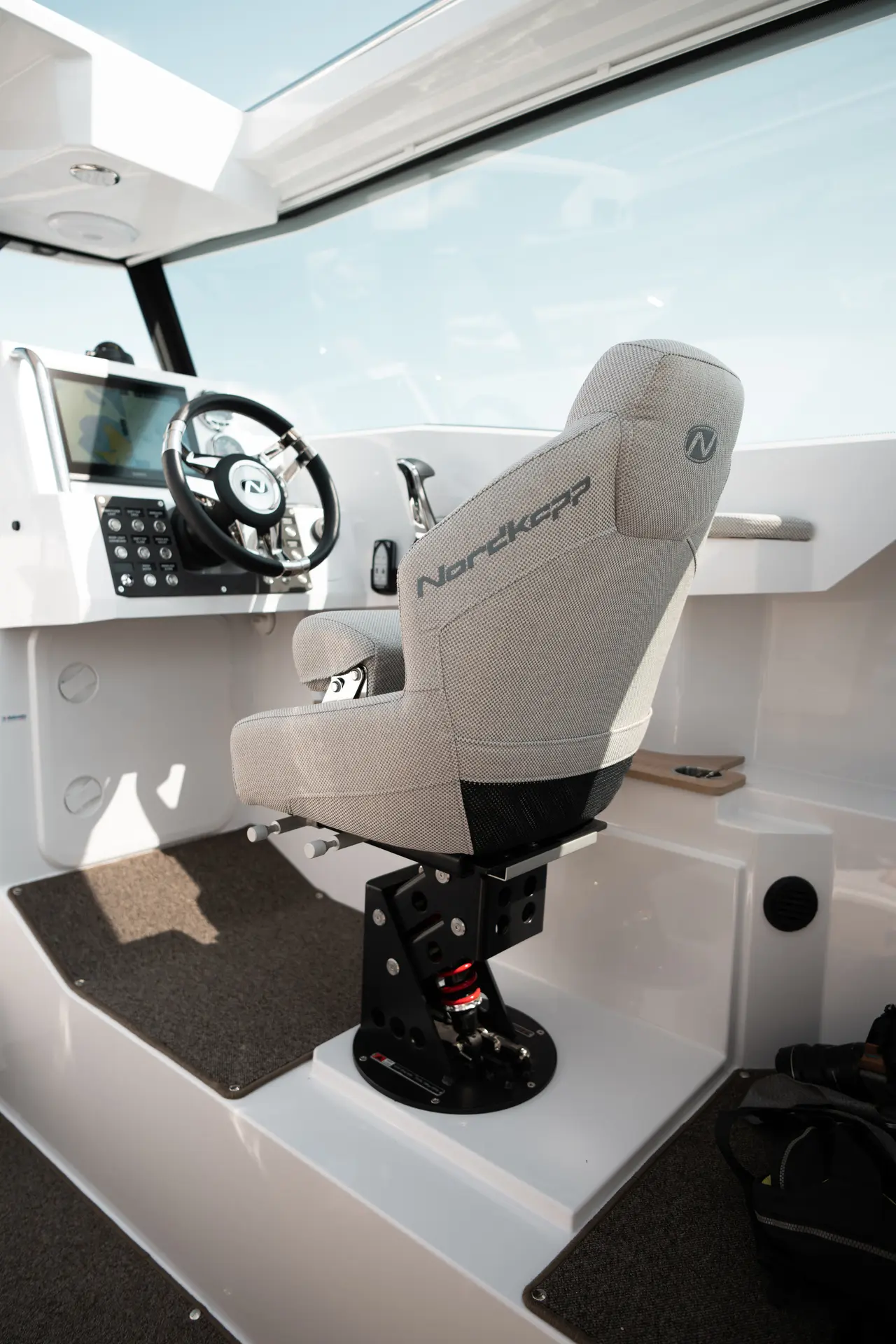 Nordkapp Coupe 780 wheelhouse cabin and interior image 4