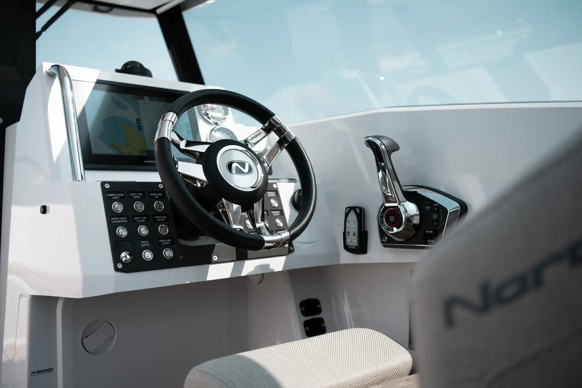 Coupe 780 driver-focused helm