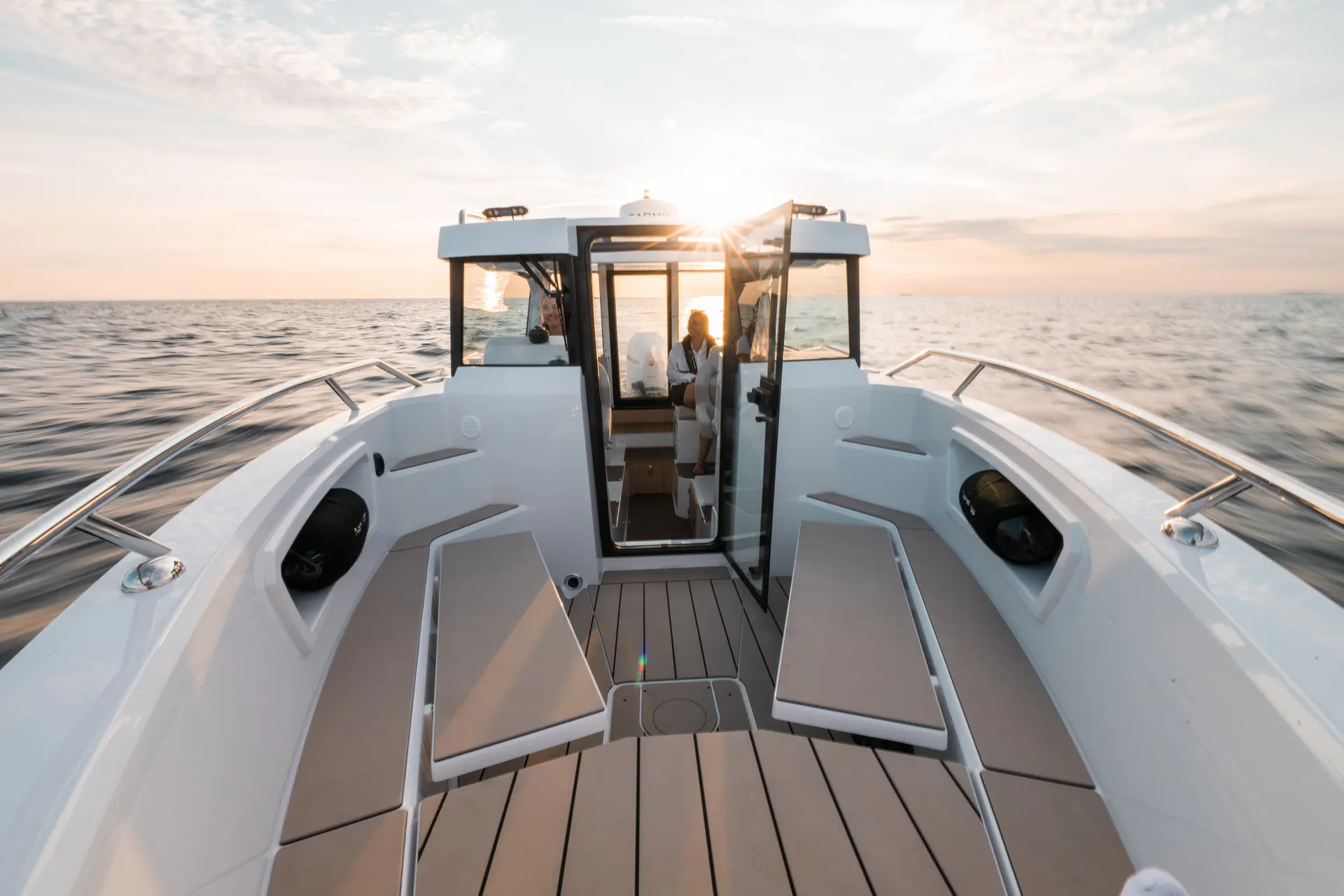 Coupe 780 practical walk-around deck