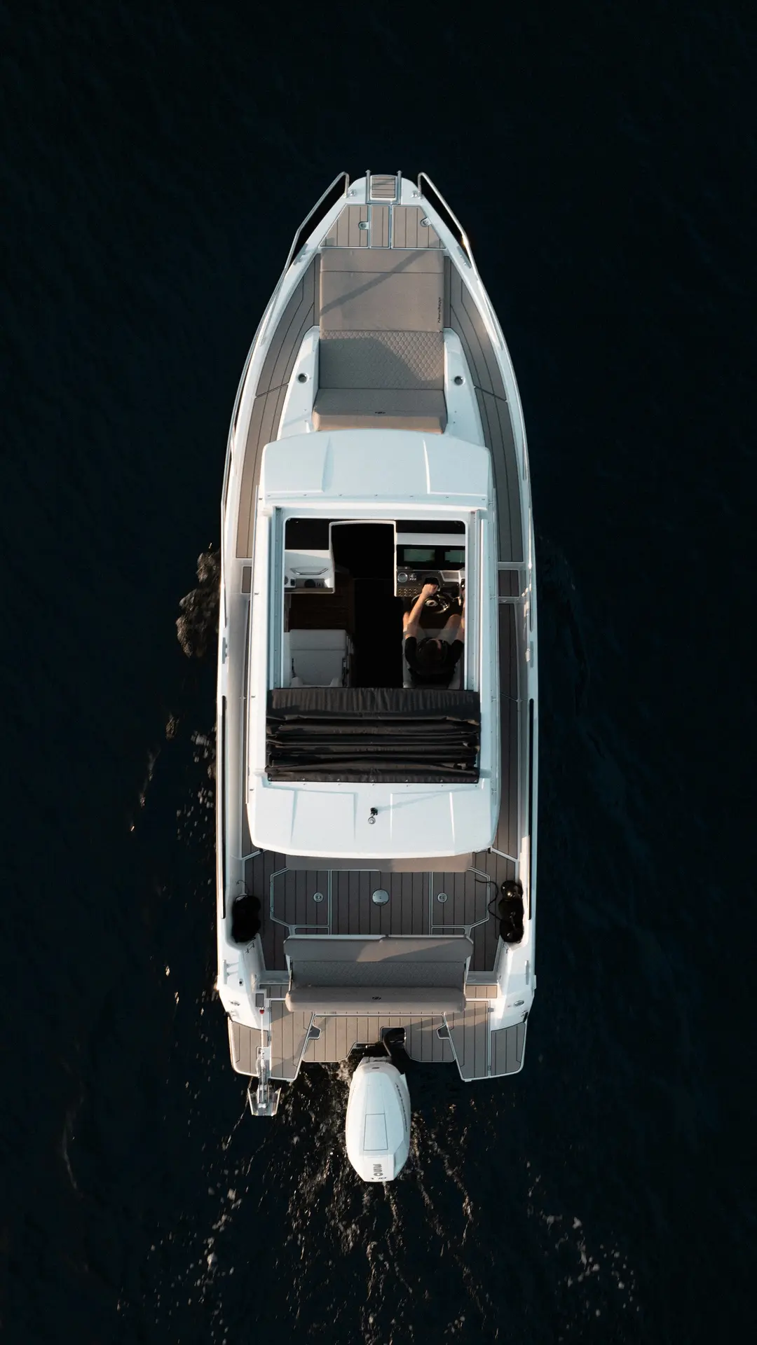 Nordkapp Coupe 830 exterior performance and deck image 2