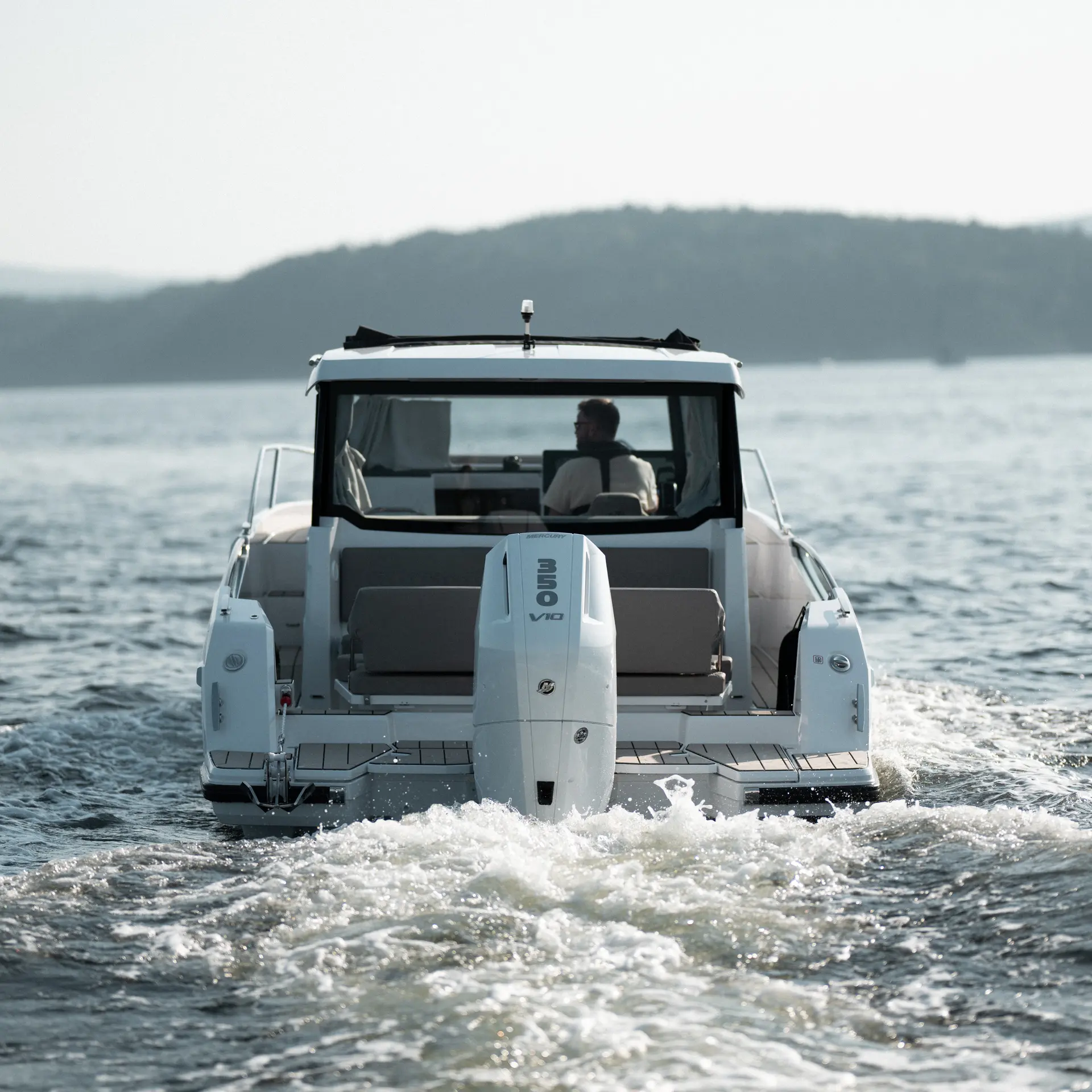 Nordkapp Coupe 830 exterior performance and deck image 7