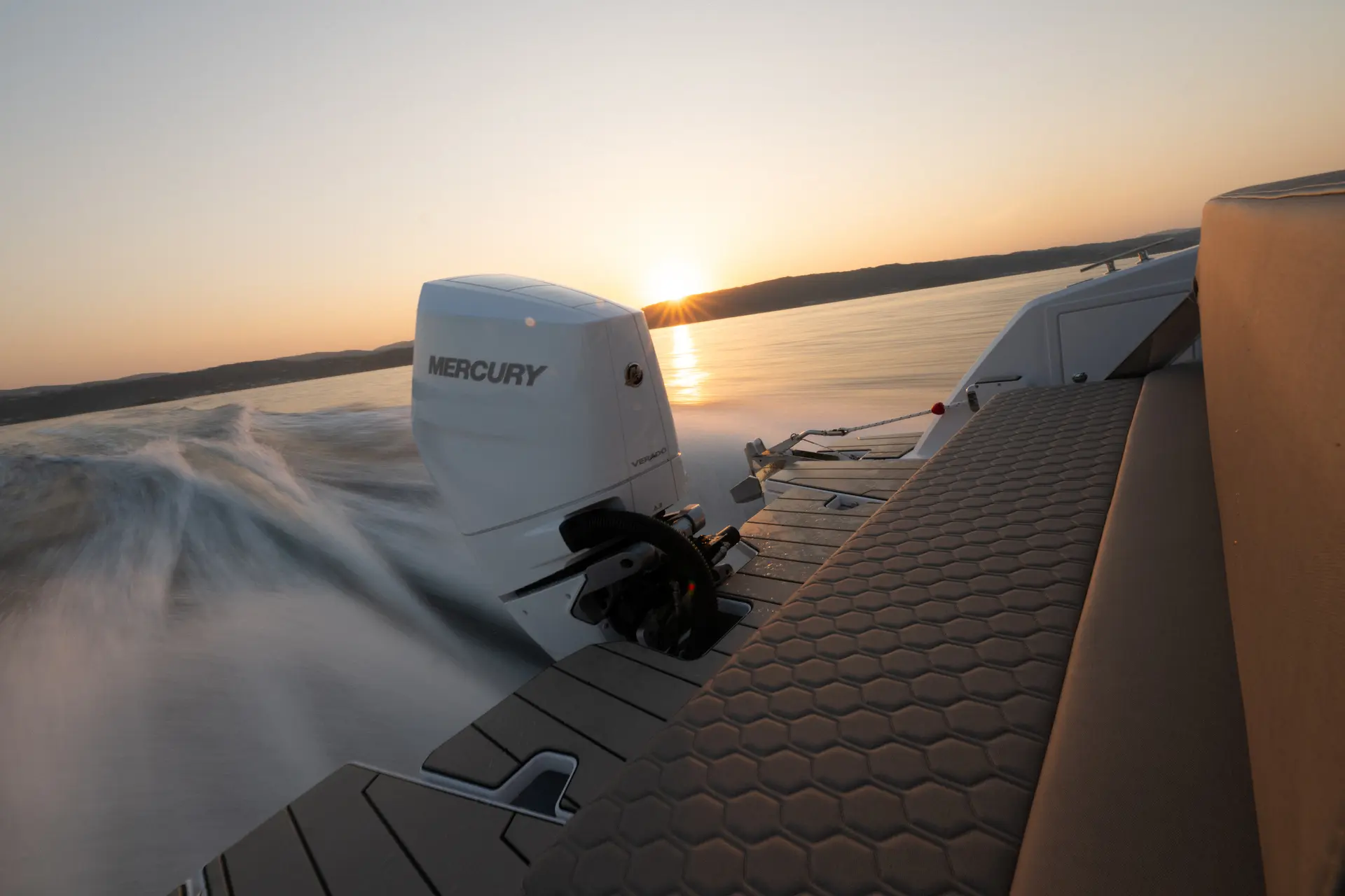 Nordkapp Coupe 830 exterior performance and deck image 8