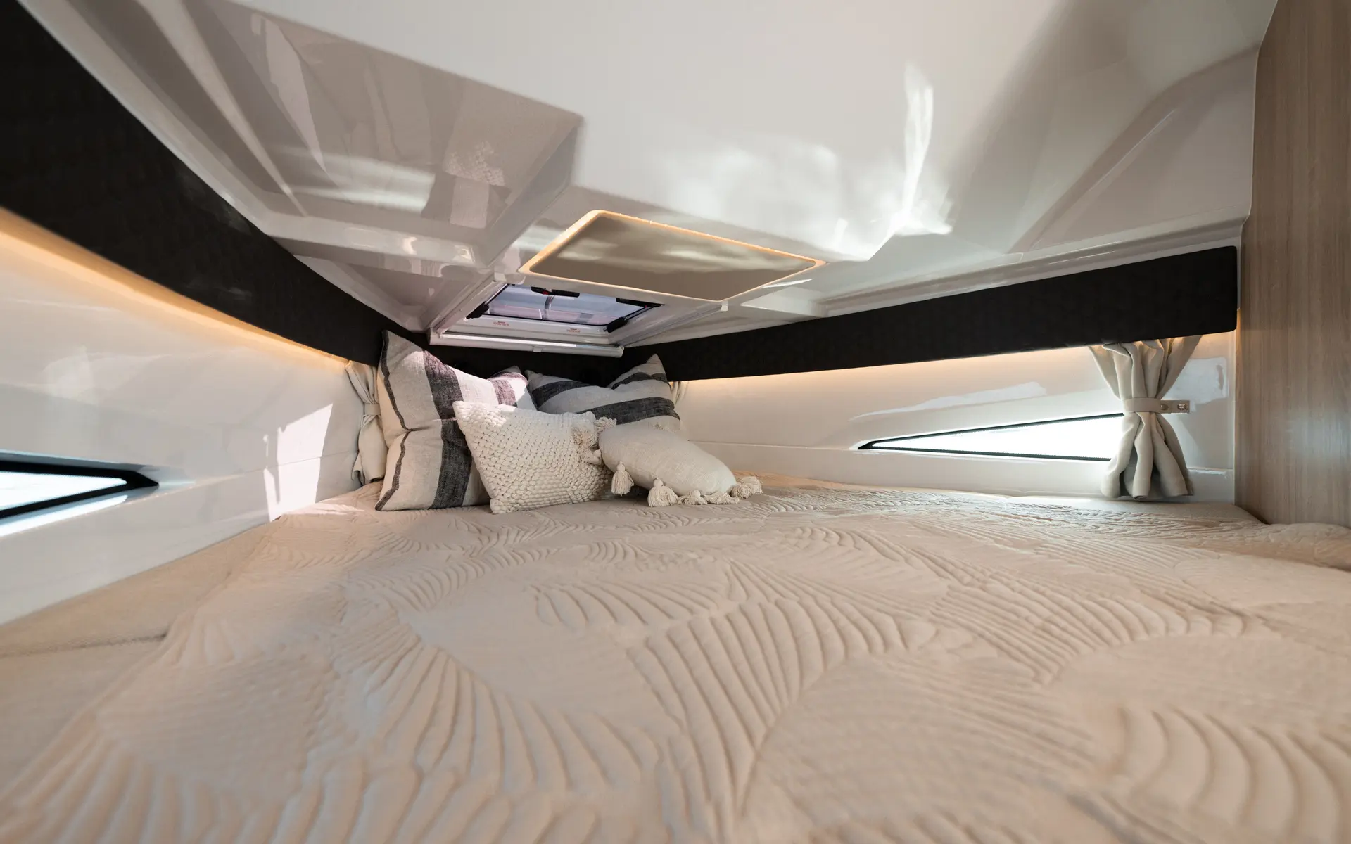 Coupe 830 private double berth