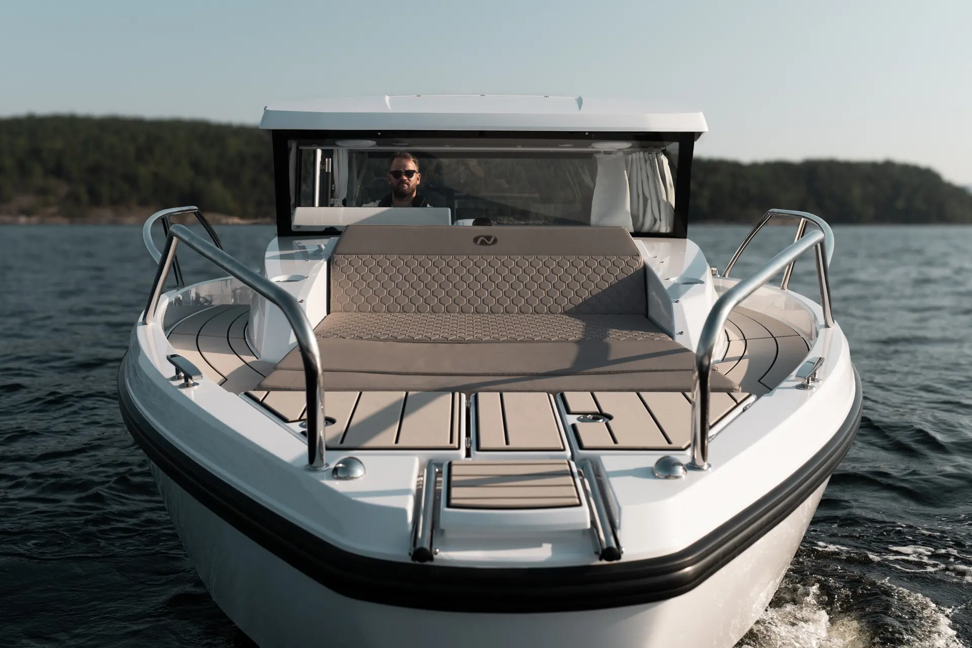 Coupe 830 generous foredeck