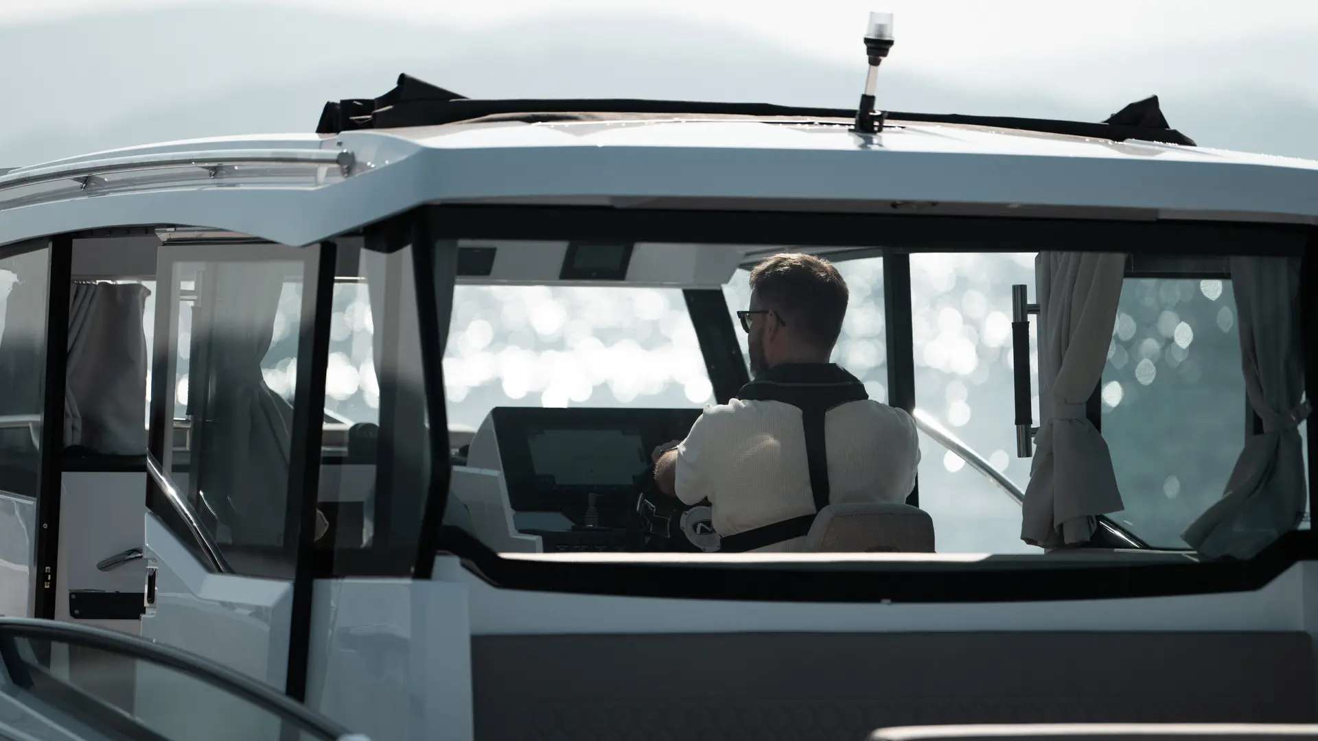 Nordkapp Coupe 830 wheelhouse cabin and interior image 23