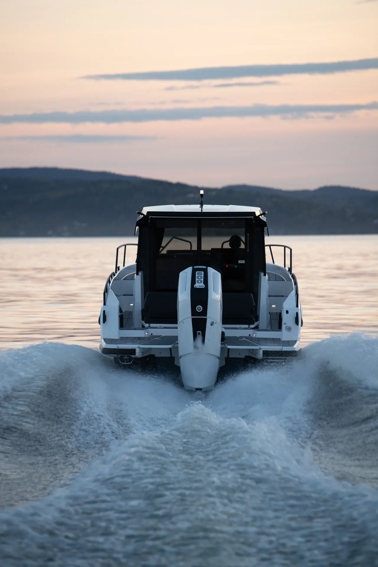 Nordkapp Coupe 905 V12 exterior performance and deck image 28