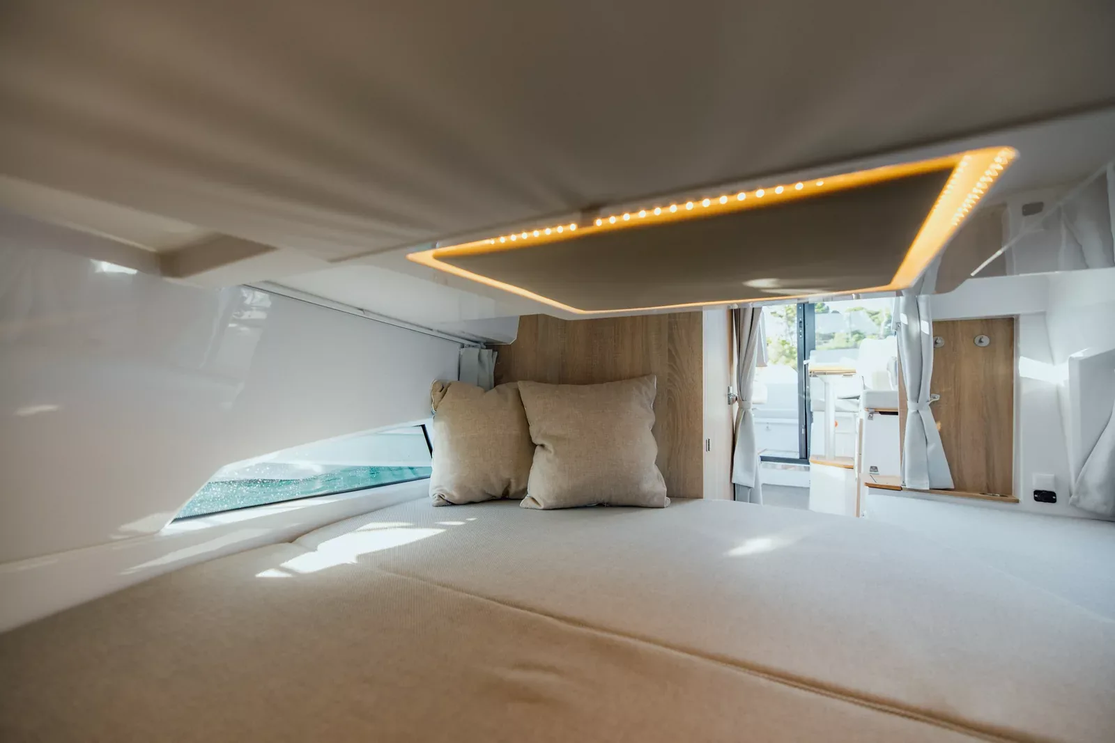Nordkapp Coupe 905 wheelhouse cabin and interior image 10