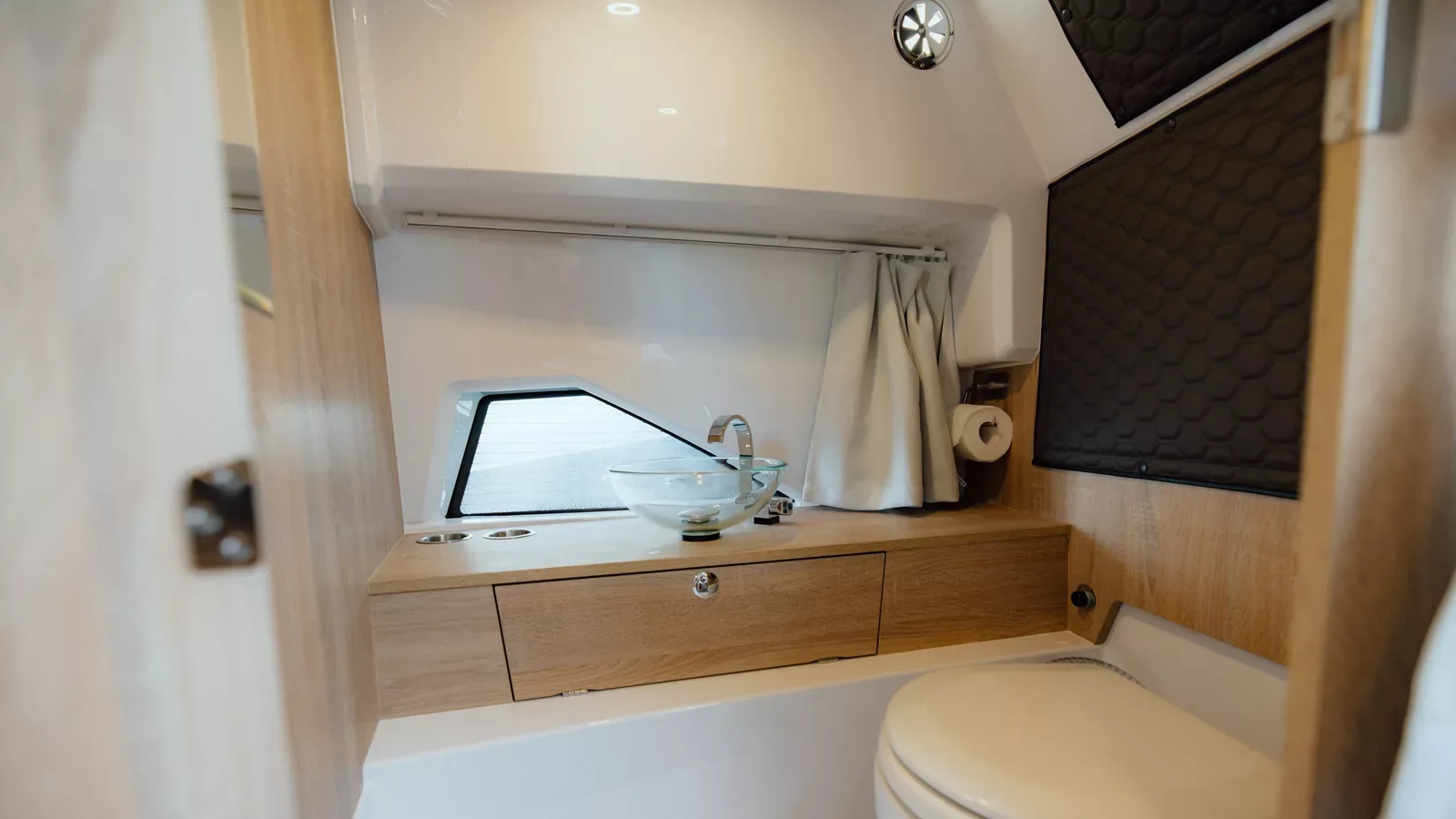 Coupe 905 private toilet room