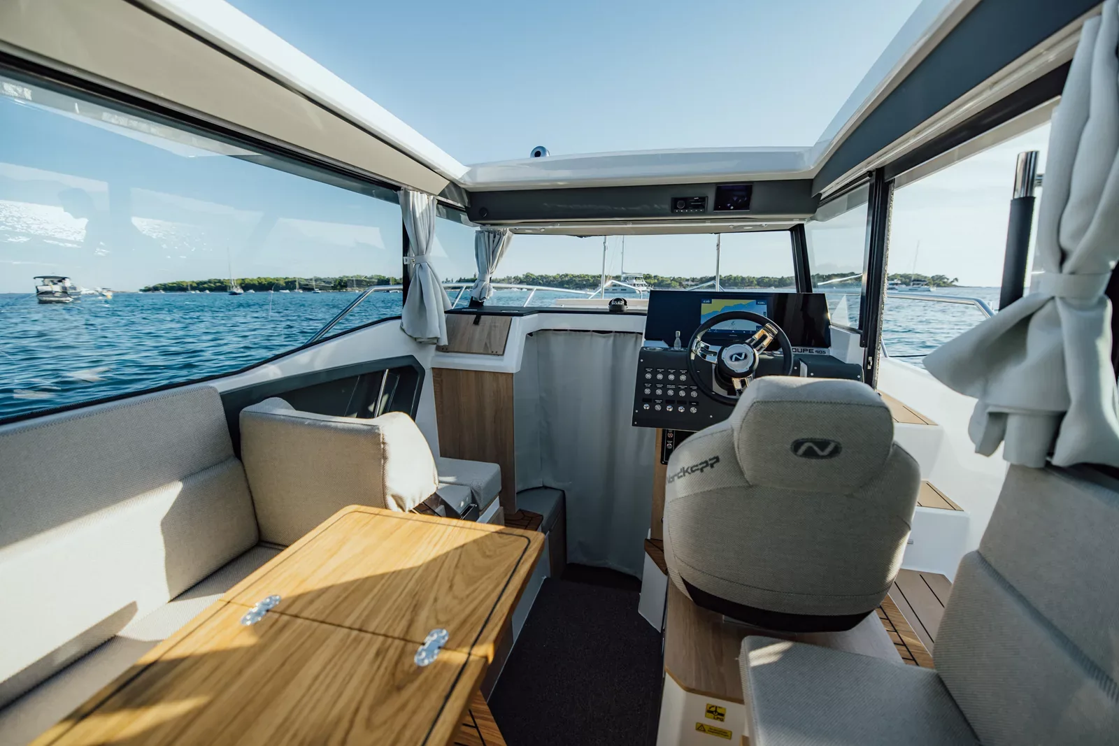 Coupe 905 protected pilothouse