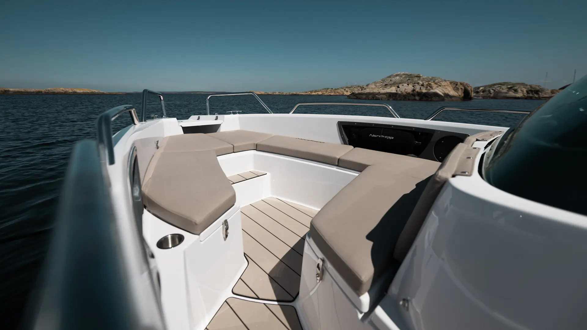 Nordkapp Enduro 605 exterior performance and deck image 10