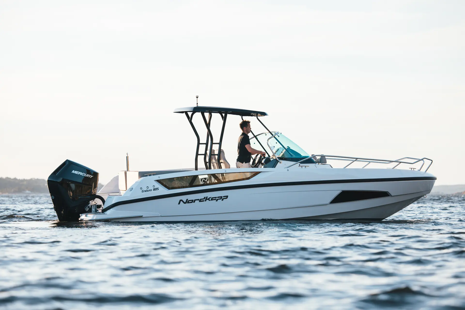 Nordkapp Enduro 805 exterior performance and deck image 9