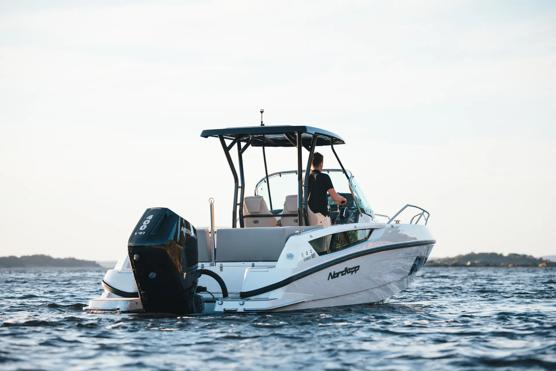 Nordkapp Enduro 805 exterior performance and deck image 17