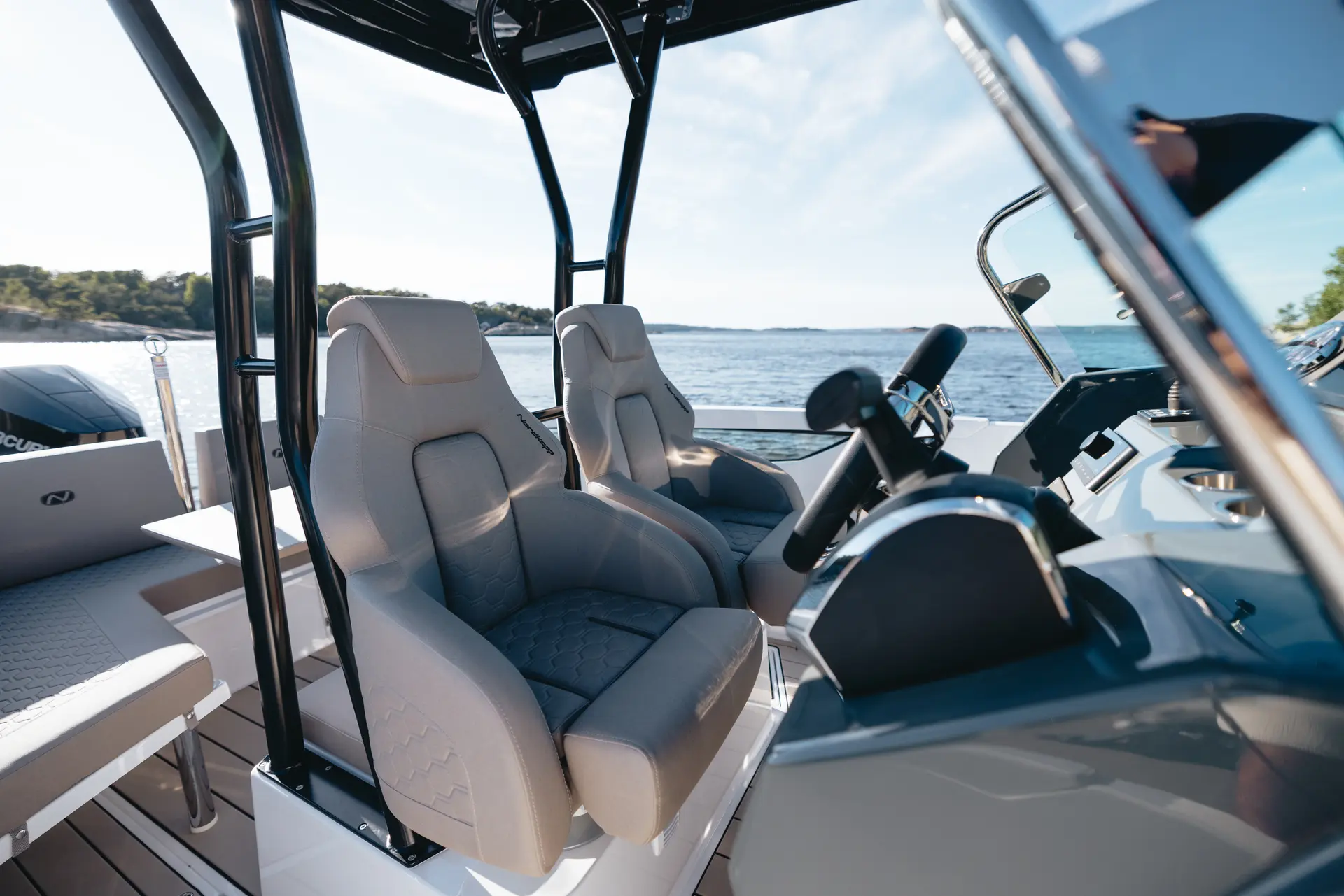 Nordkapp Enduro 805 exterior performance and deck image 18