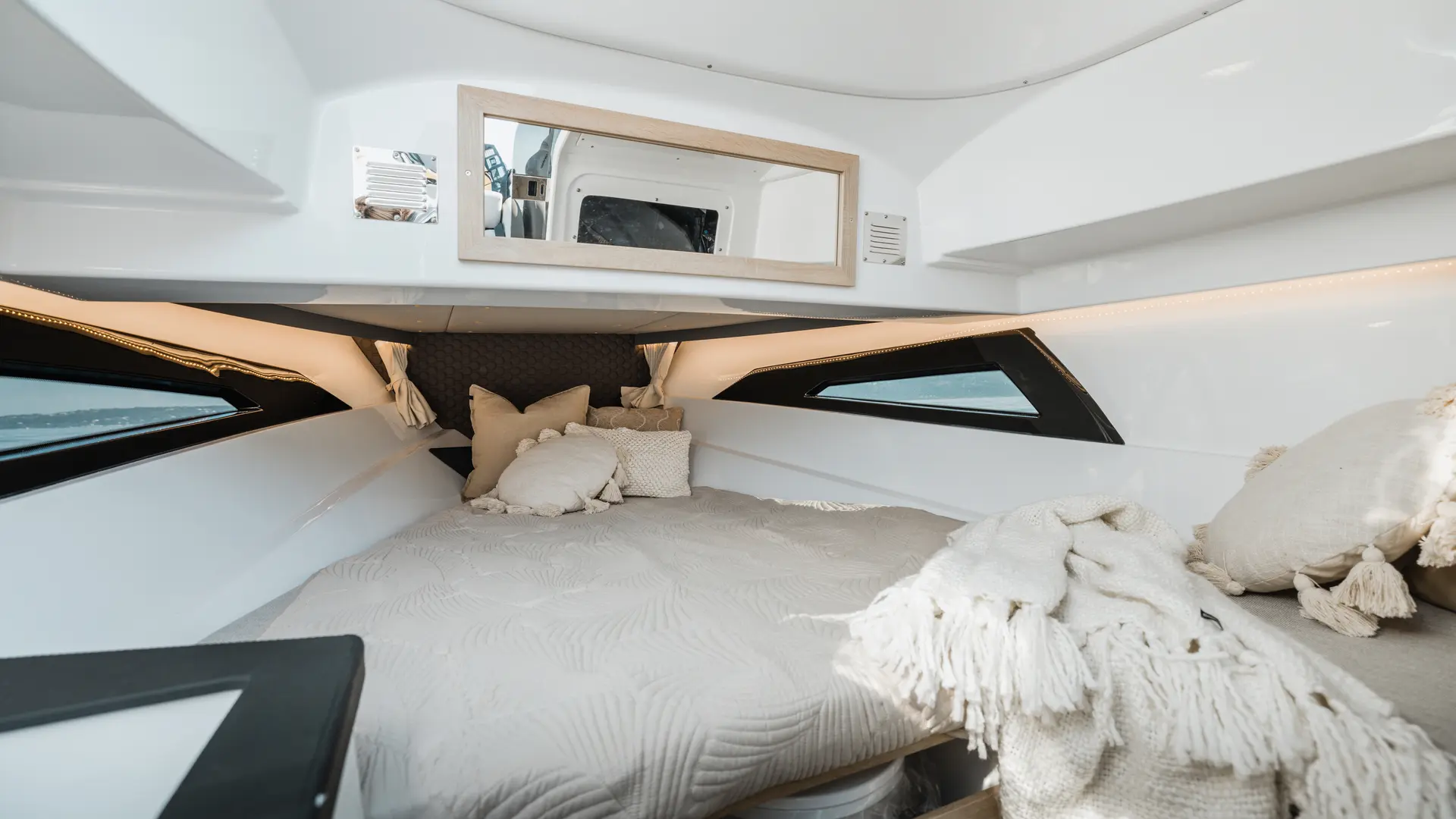 Enduro 805 private sleeping cabin