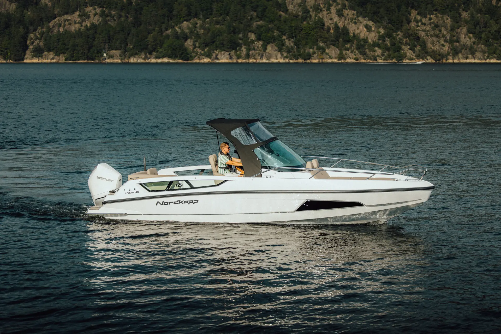 Nordkapp Enduro 805 exterior performance and deck image 23