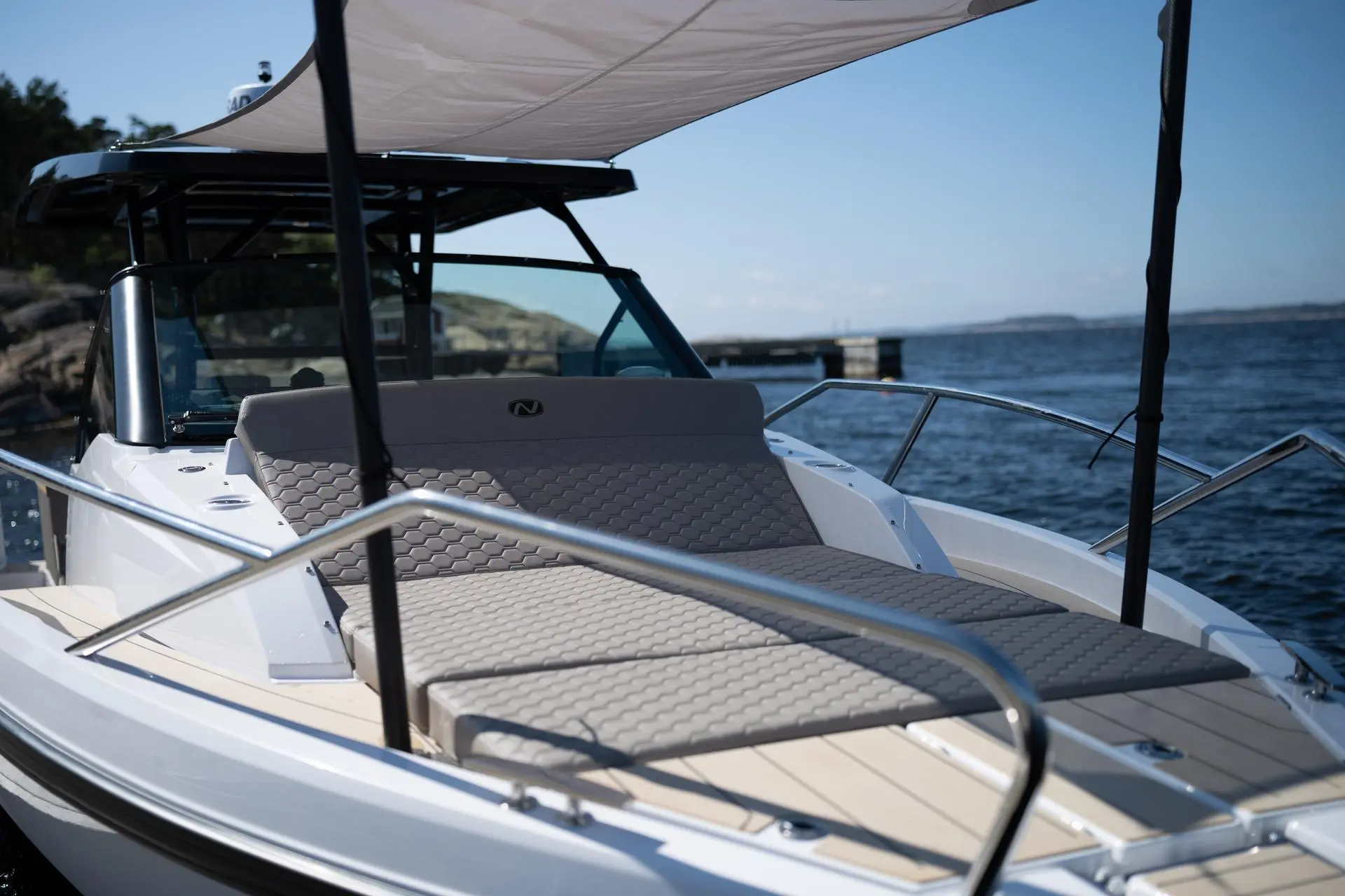 Nordkapp Enduro 830 exterior performance and deck image 4