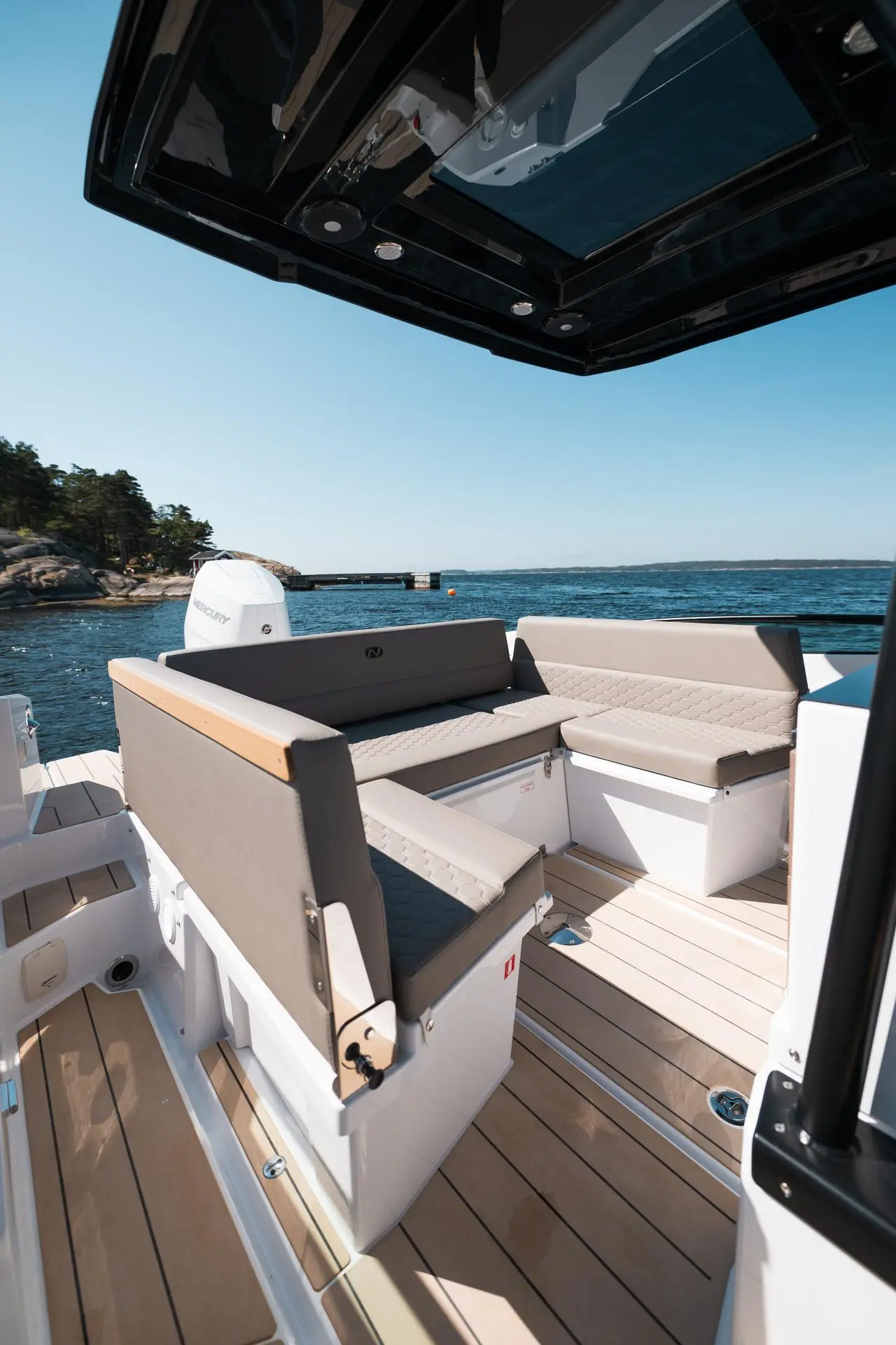 Nordkapp Enduro 830 exterior performance and deck image 6