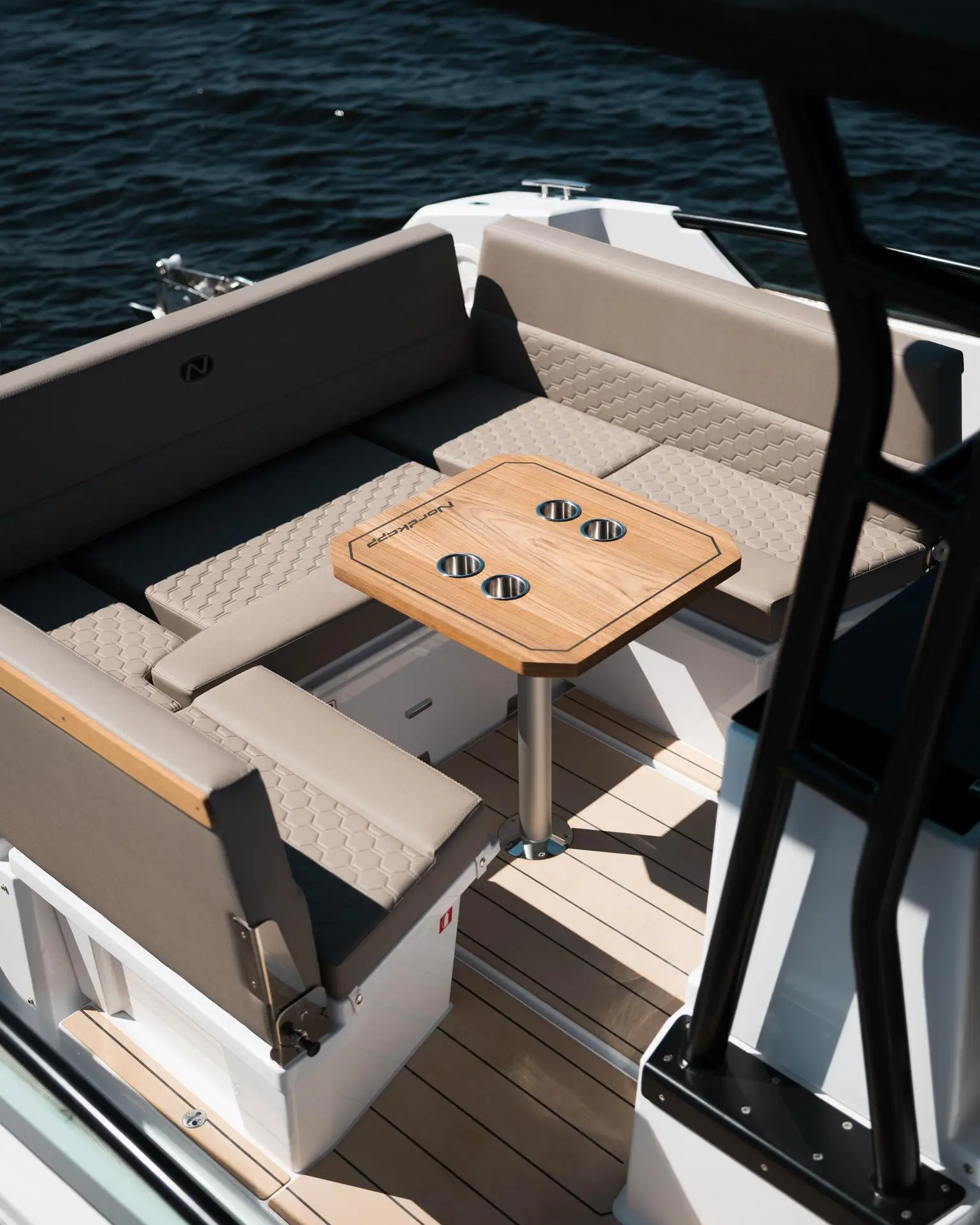 Enduro 830 flexible aft lounge