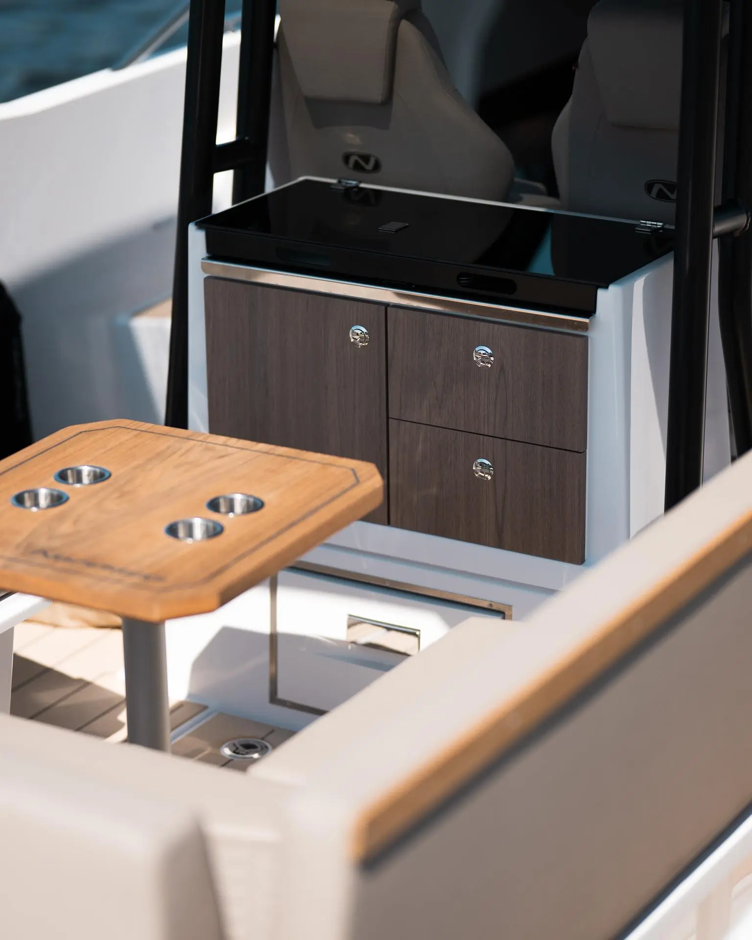 Nordkapp Enduro 830 exterior performance and deck image 11