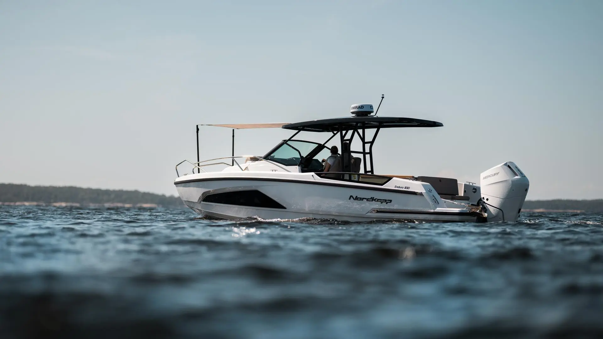 Nordkapp Enduro 830 exterior performance and deck image 12