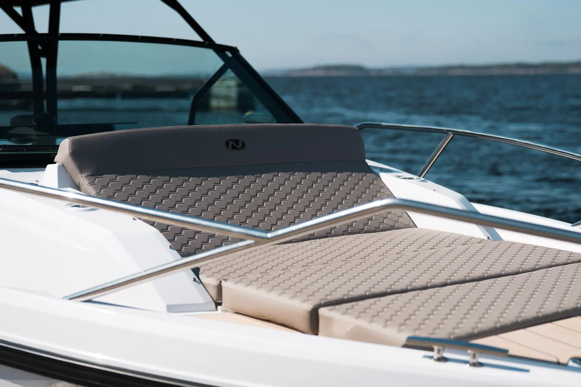 Enduro 830 expansive bow sunbed