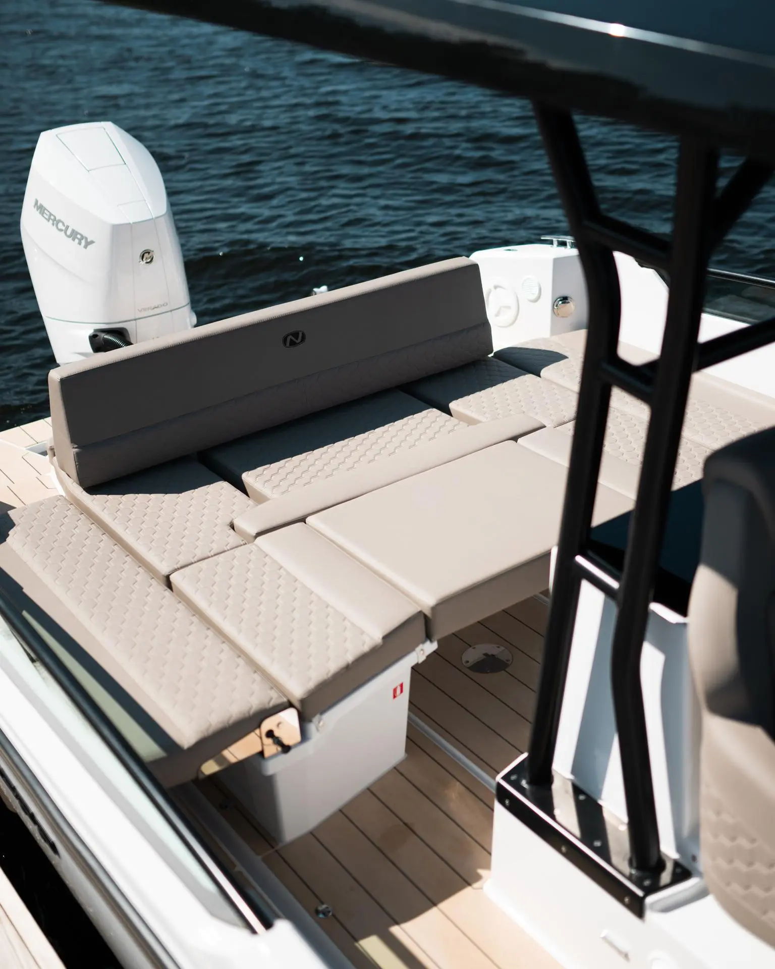 Nordkapp Enduro 830 exterior performance and deck image 16
