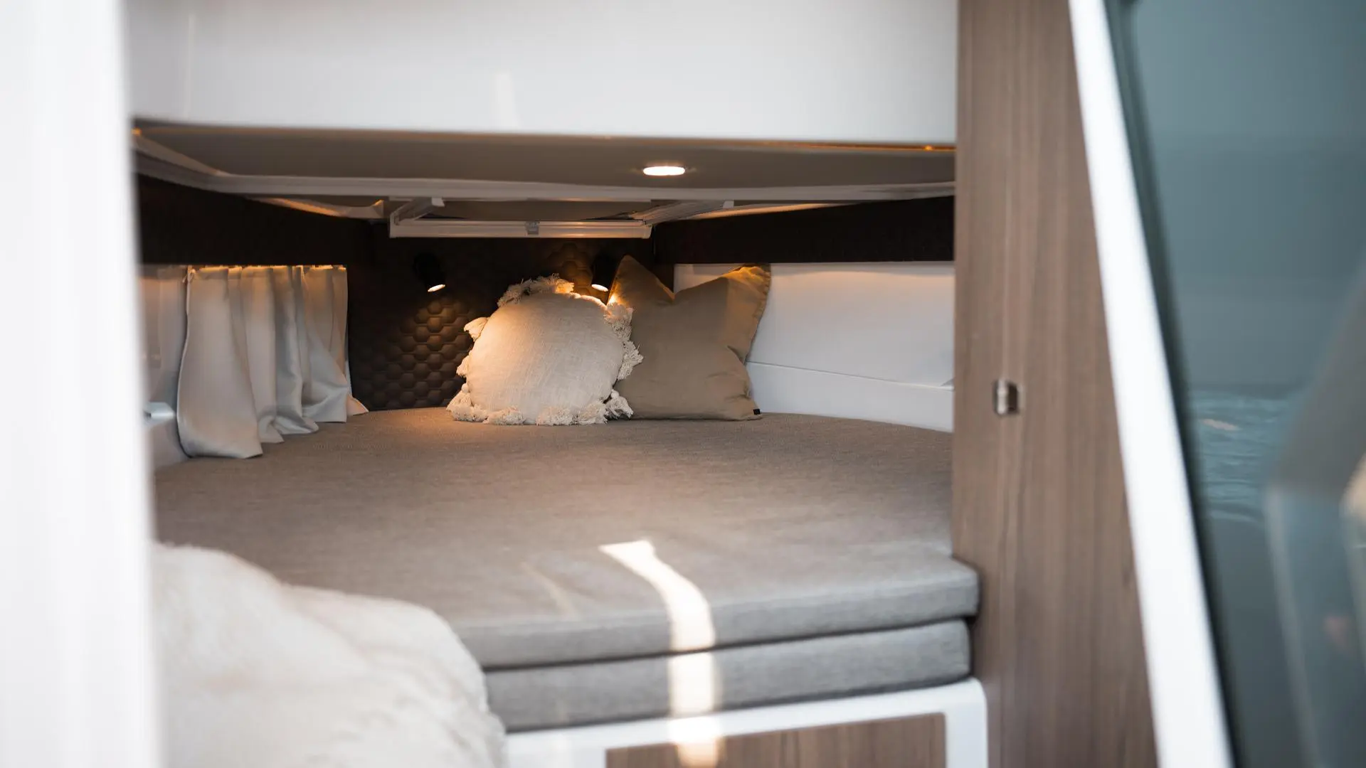 Nordkapp Enduro 830 interior cabin image 21